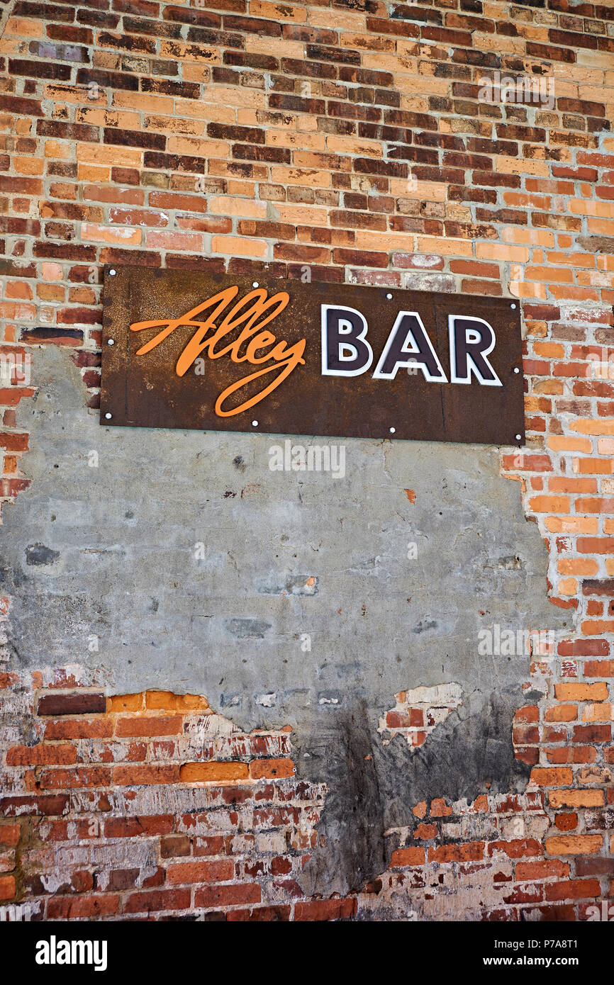 Gasse Bar Werbung auf alten Ziegelmauer im Unterhaltungsviertel von Montgomery Alabama, USA. Stockfoto
