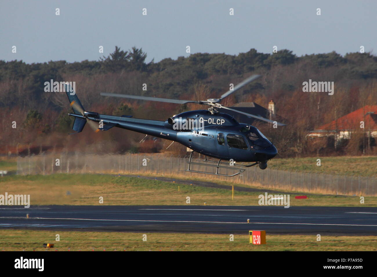 G-OLCP, eine Aerospatiale (Eurocopter) als 355 NP TWIN SQUIRREL (Ecureuil 2) durch GB-Hubschrauber betrieben, am Internationalen Flughafen Prestwick, Ayrshire. Stockfoto