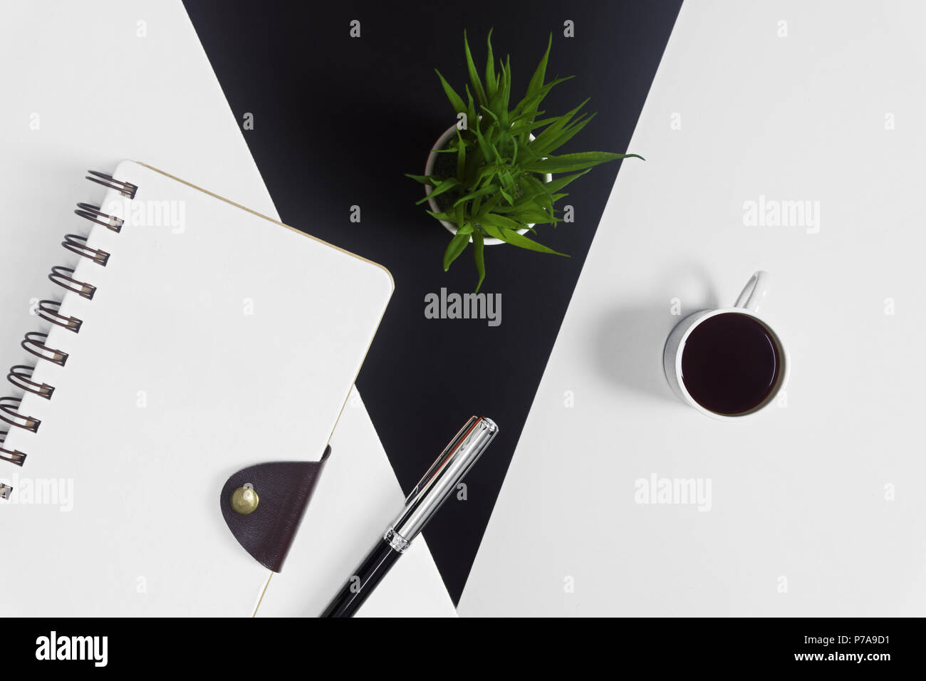 Tagebuch schließen oben mit Topfpflanzen und Kaffee Tasse. Schwarzen und weißen Hintergrund. Stockfoto