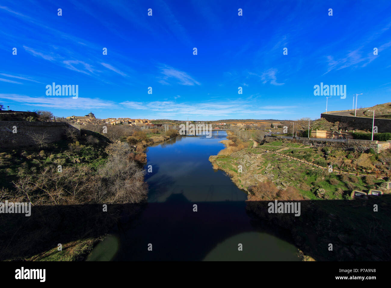 Schöne Aussicht auf die historische Altstadt von Toledo und den Tejo. Kastilien-la Mancha, Spanien, Europa Stockfoto