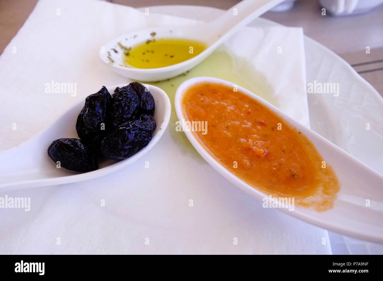 Griechische Küche. Kleine Gerichte von Olivenöl, schwarze Oliven und Tomaten pürieren Stockfoto