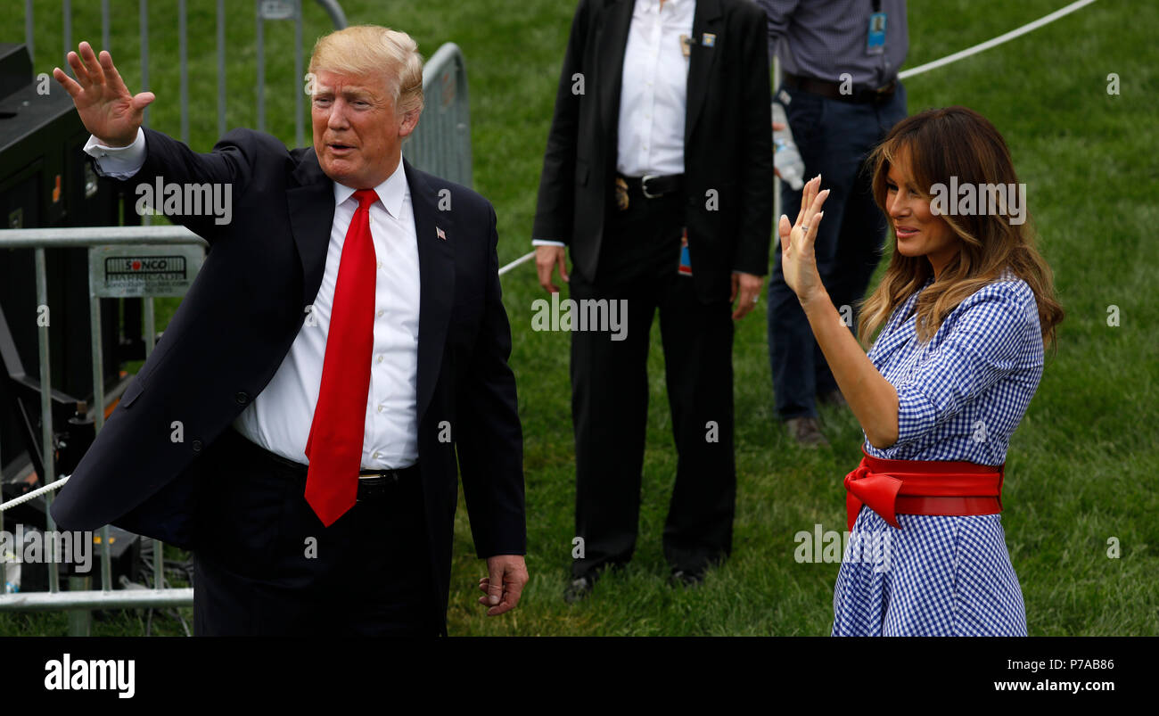 Washington, DC, USA. 4. Juli 2018. Us-Präsident Trump und First Lady Melania Trump Gäste begrüßen zu einem Picknick für militärische Familien in Washington, DC, USA, am Mittwoch, 4. Juli 2018. Dutzende von pensionierten militärischen und nationalen Sicherheitsbeamten trat der NAACP und die American Medical Association drängen ein Bundesberufungsgericht einen Gerichtsbeschluss blockiert Verbot von Trumpf auf Transgender im militärischen Dienst zu wahren. Credit: Yuri Gripas/Pool über CNP | Verwendung der weltweiten Kredit: dpa/Alamy leben Nachrichten Stockfoto