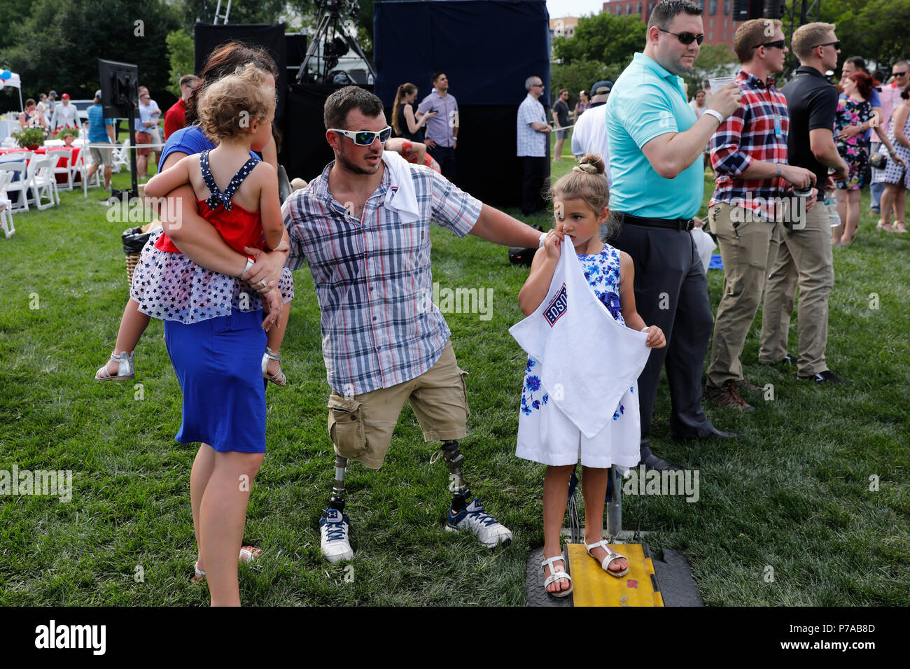 Washington, DC, USA. 4. Juli 2018. Gäste kommen für ein Picknick für militärische Familien auf South Lawn auf das Weiße Haus in Washington, DC, USA, am Mittwoch, 4. Juli 2018. Dutzende von pensionierten militärischen und nationalen Sicherheitsbeamten trat der NAACP und die American Medical Association drängen ein Bundesberufungsgericht einen Gerichtsbeschluss blockiert Verbot von Trumpf auf Transgender im militärischen Dienst zu wahren. Credit: Yuri Gripas/Pool über CNP | Verwendung der weltweiten Kredit: dpa/Alamy leben Nachrichten Stockfoto