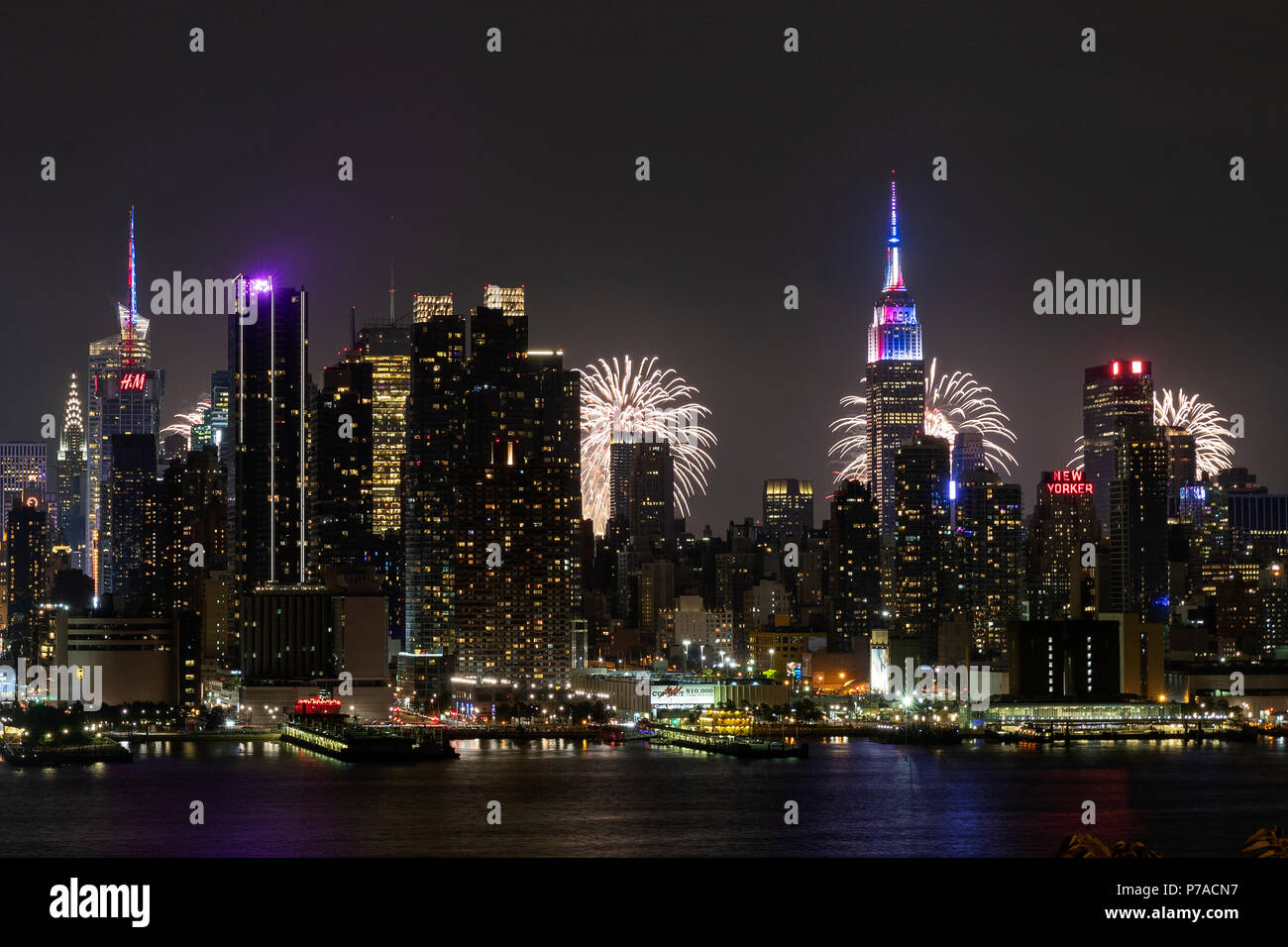 New York, USA. 4. Juli 2018. Feuerwerk und die Skyline von Manhattan aus Weehawken, New Jersey Juli 4, 2018 gesehen, bei Macy's 4. Juli Feuerwerk als Teil der US-amerikanischen Unabhängigkeitstag. Credit: Li Muzi/Xinhua/Alamy leben Nachrichten Stockfoto
