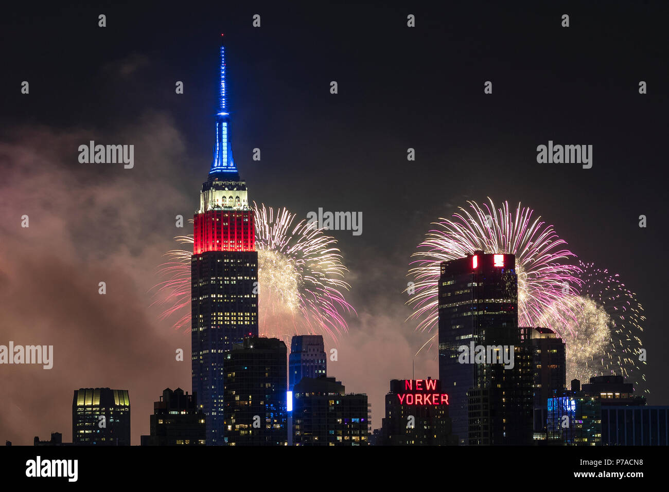 New York, USA. 4. Juli 2018. Feuerwerk und die Skyline von Manhattan aus Weehawken, New Jersey Juli 4, 2018 gesehen, bei Macy's 4. Juli Feuerwerk als Teil der US-amerikanischen Unabhängigkeitstag. Credit: Li Muzi/Xinhua/Alamy leben Nachrichten Stockfoto