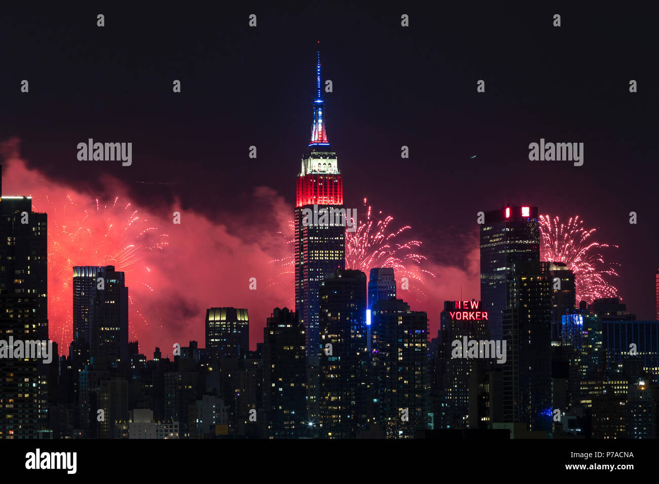 New York, USA. 4. Juli 2018. Feuerwerk und die Skyline von Manhattan aus Weehawken, New Jersey Juli 4, 2018 gesehen, bei Macy's 4. Juli Feuerwerk als Teil der US-amerikanischen Unabhängigkeitstag. Credit: Li Muzi/Xinhua/Alamy leben Nachrichten Stockfoto