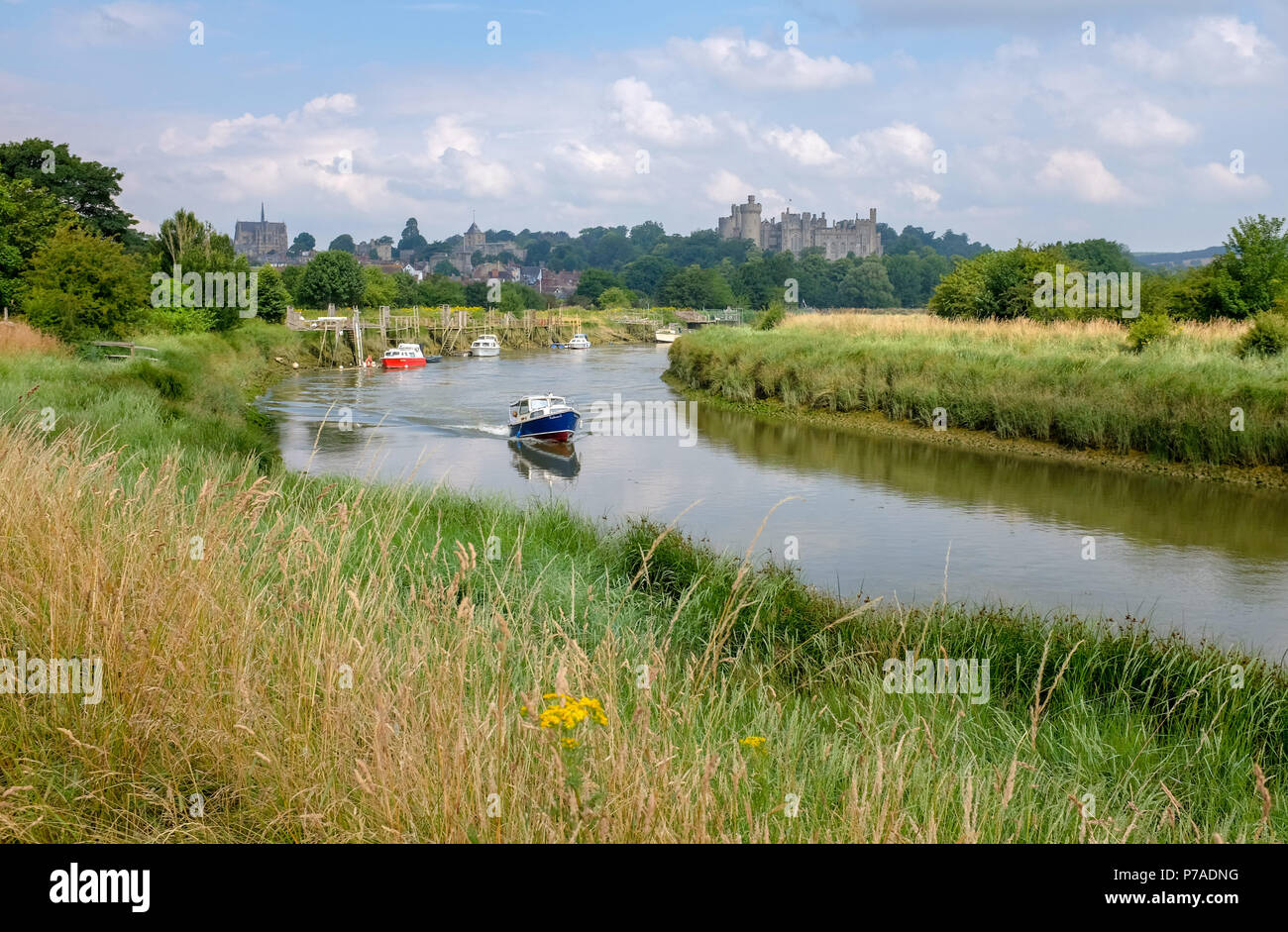 Arundel Großbritannien 5. Juli 2018. UK Wetter: Das Boot fährt auf dem Fluss Arun mit Arundel Castle im Hintergrund auf einem anderen heißen Tag, aber mit einer Drohung des Regens Prognose für später im Süden von Deutschland. Das Wetter ist wieder für das Wochenende zu Wärme mit Temperaturen über 30 Grad erwartet: Simon Dack/Alamy Leben Nachrichten zu erreichen. Stockfoto