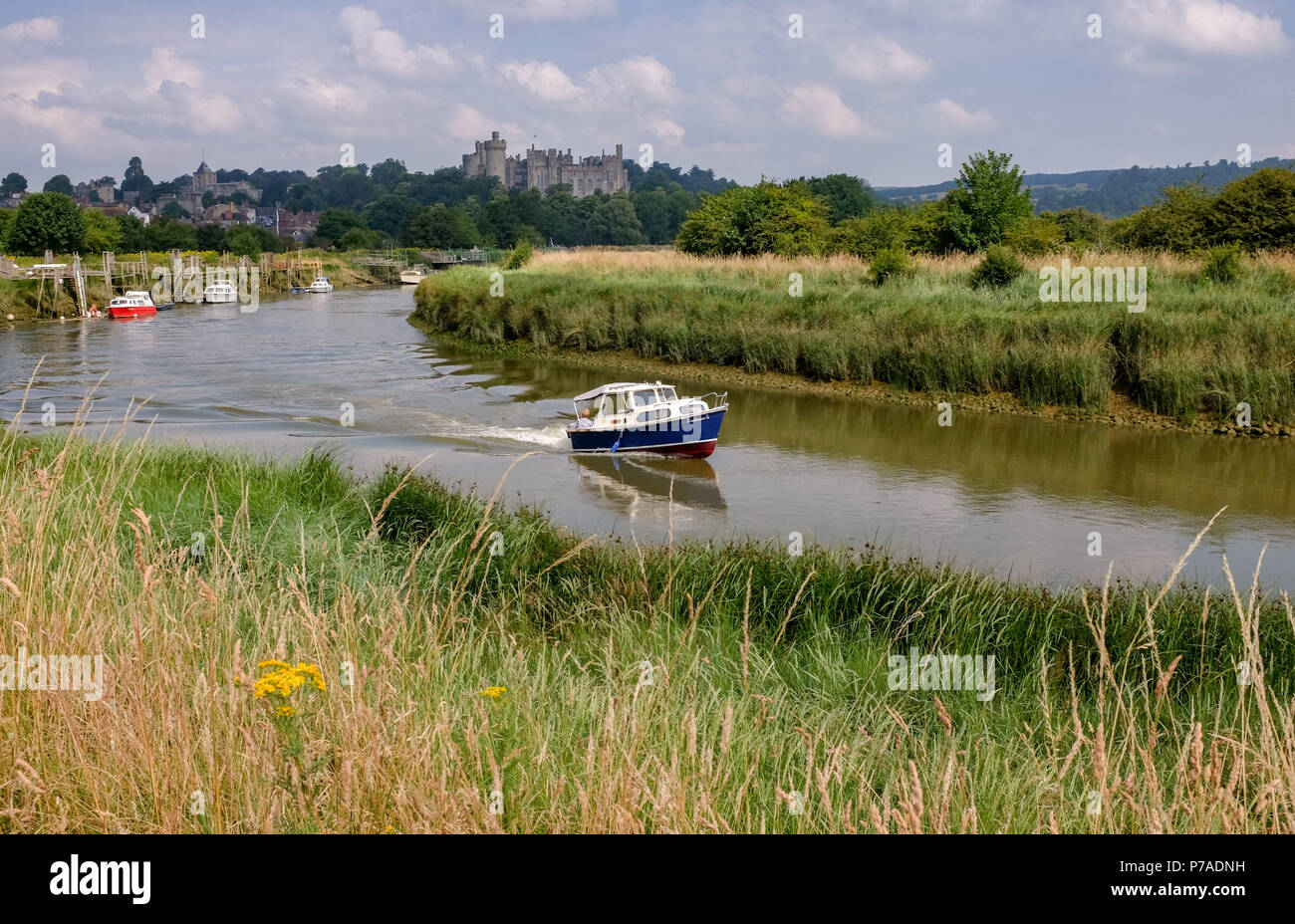 Arundel Großbritannien 5. Juli 2018. UK Wetter: Das Boot fährt auf dem Fluss Arun mit Arundel Castle im Hintergrund auf einem anderen heißen Tag, aber mit einer Drohung des Regens Prognose für später im Süden von Deutschland. Das Wetter ist wieder für das Wochenende zu Wärme mit Temperaturen über 30 Grad erwartet: Simon Dack/Alamy Leben Nachrichten zu erreichen. Stockfoto