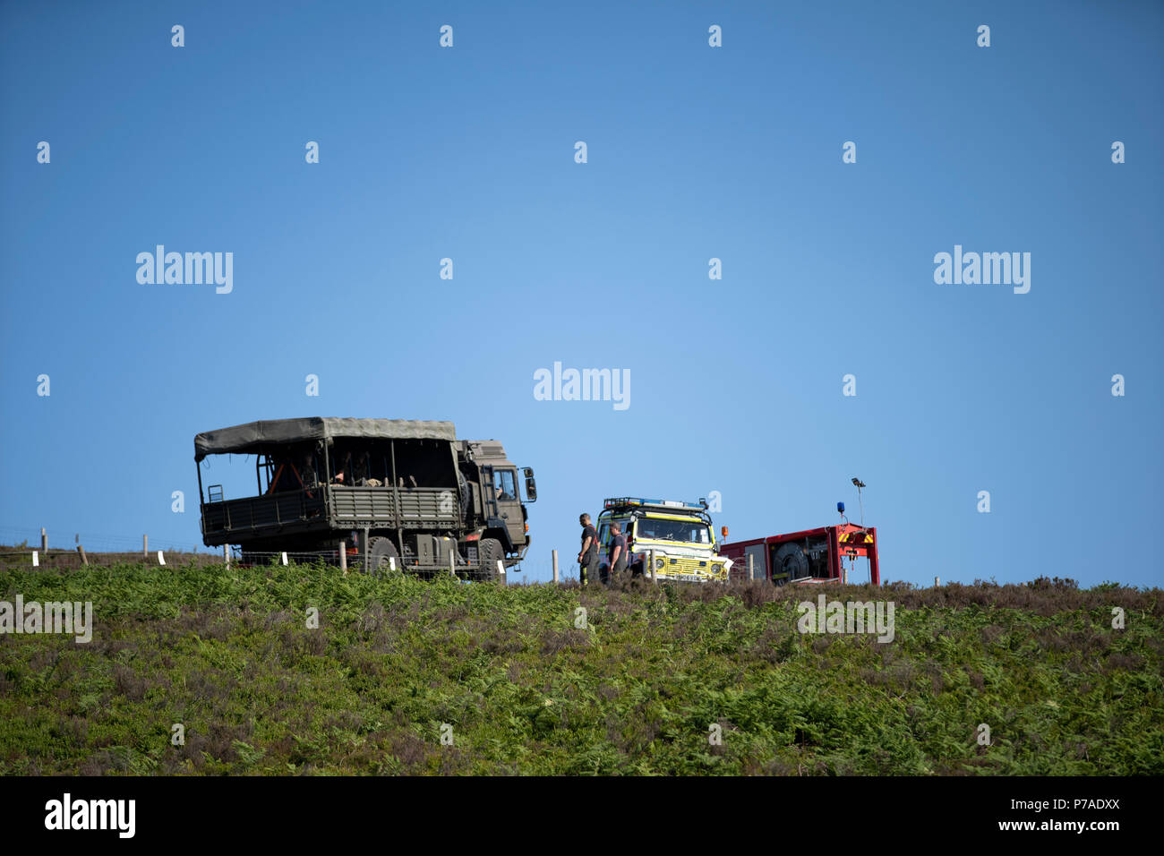 Saddleworth Moor, UK. 4. Juli 2018. Saddleworth Moor Brände: Die Armee melden Sie Notdienste bei höheren Swineshaw Behälter oben Stalybridge in der zweiten Woche bei der Kontrolle von Bränden in der Heide Credit: Craig Redmond/Alamy leben Nachrichten Stockfoto