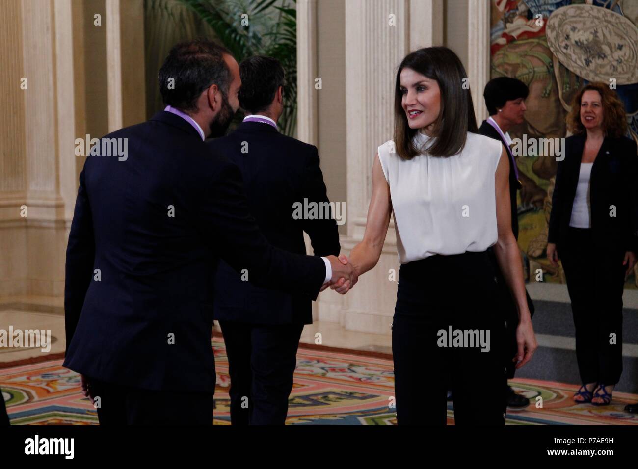 La Reina Letizia recibe la Seleccion femenina Sub-17 de Futbol en El Palacio de la Zarzuela en Madrid Madrid, Spanien 05/07/2018 Spanische Königin Letizia Ortiz während der Königlichen Publikum zu Spanien weiblichen unter 17 Team, nachdem er Euro 2018 in Madrid am Donnerstag, 05. Juli 2018 Stockfoto