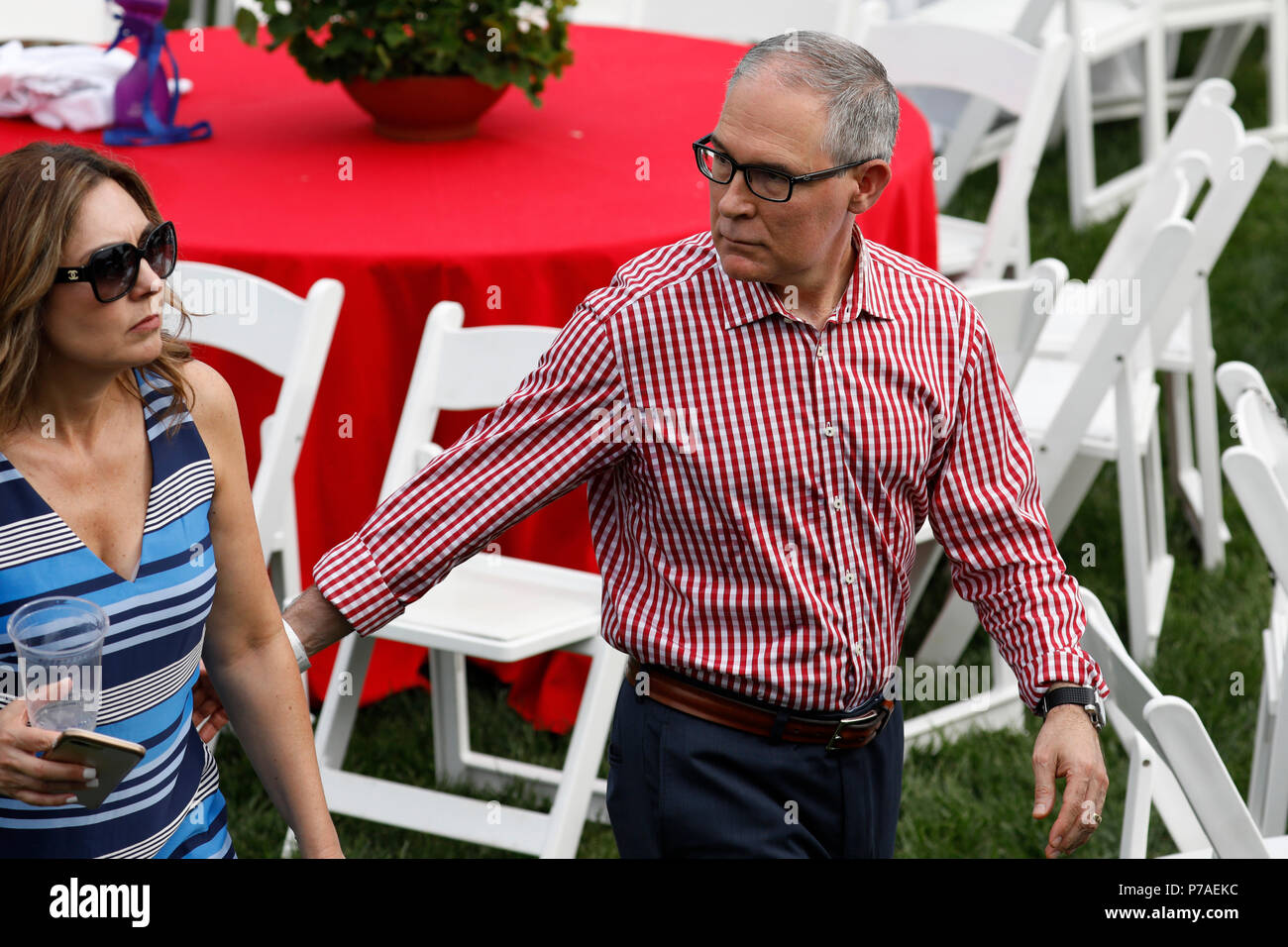 Washington, USA. 4. Juli 2018. Scott Pruitt, Administrator der Environmental Protection Agency (EPA) betreut ein Picknick für militärische Familien in Washington, DC, USA, am Mittwoch, 4. Juli 2018. Dutzende von pensionierten militärischen und nationalen Sicherheitsbeamten trat der NAACP und die American Medical Association drängen ein Bundesberufungsgericht einen Gerichtsbeschluss blockiert Verbot von Trumpf auf Transgender im militärischen Dienst zu wahren. Credit: Yuri Gripas/Pool über CNP/MediaPunch Credit: MediaPunch Inc/Alamy leben Nachrichten Stockfoto