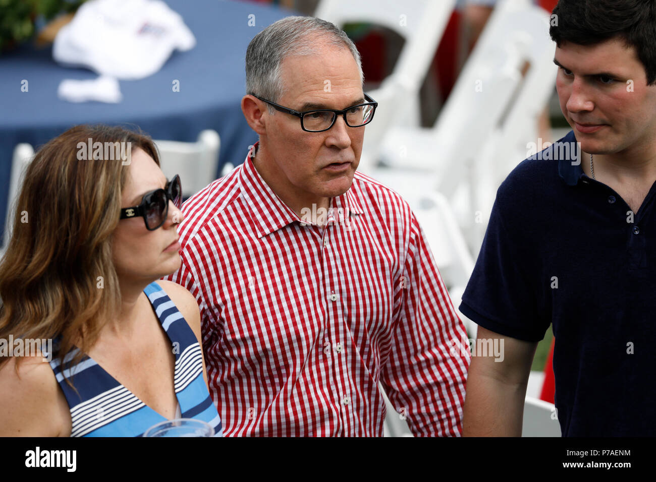 Washington, USA. 4. Juli 2018. Scott Pruitt, Administrator der Environmental Protection Agency (EPA) betreut ein Picknick für militärische Familien in Washington, DC, USA, am Mittwoch, 4. Juli 2018. Dutzende von pensionierten militärischen und nationalen Sicherheitsbeamten trat der NAACP und die American Medical Association drängen ein Bundesberufungsgericht einen Gerichtsbeschluss blockiert Verbot von Trumpf auf Transgender im militärischen Dienst zu wahren. Credit: Yuri Gripas/Pool über CNP/MediaPunch Credit: MediaPunch Inc/Alamy leben Nachrichten Stockfoto