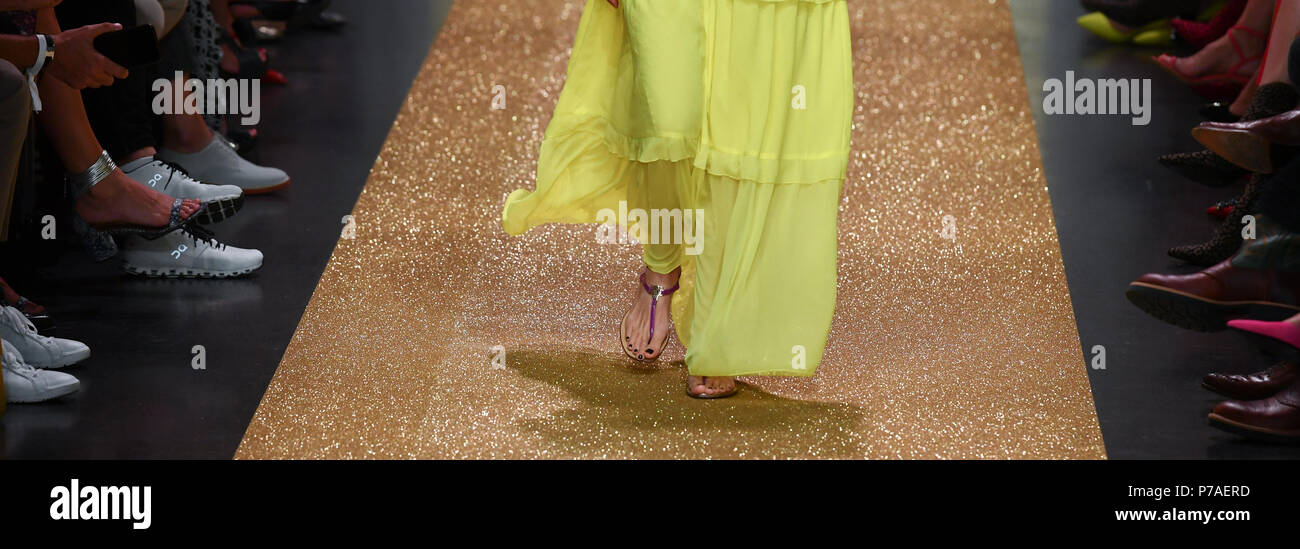 Deutschland, Berlin. 3. Juli 2018. Modelle präsentieren Fashion auf der Marc Cain Show "Le Riad' während der Fashion Week. Deutschlands Hauptstadt sehen Fashion Kollektionen bis zum 7. Juli 2018 präsentiert. Foto: Jens Kalaene/dpa-Zentralbild/dpa/Alamy leben Nachrichten Stockfoto