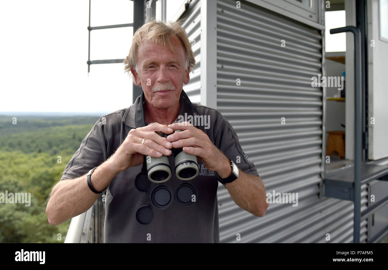 Haltern am See, Deutschland. 04. Juli 2018. 04.07.2018,  Nordrhein-Westfalen, Haltern am See: Feuer watcher Detlef Haasler steht auf  dem Fire Tower Rennberg der Regionalverband Ruhr (RVR) und beobachtet die  Haard Wälder. Aufgrund