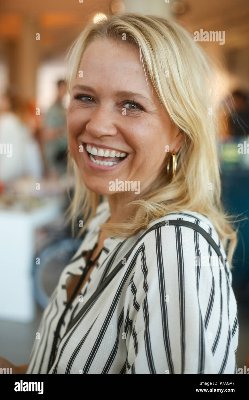 04.07.06.2018, Berlin: Nova Meierhenrich als Gast bei der Eröffnung der "InStyle Lounge' der Zeitschrift InStyle Fashion Week Berlin in der Humboldt-Box. Während der Fashion Week Berlin mit den Kollektionen für Frühjahr/Sommer 2019 gibt es etwa 200 Veranstaltungen. Foto: Gerald Matzka/dpa-Zentralbild/ZB | Verwendung weltweit Stockfoto