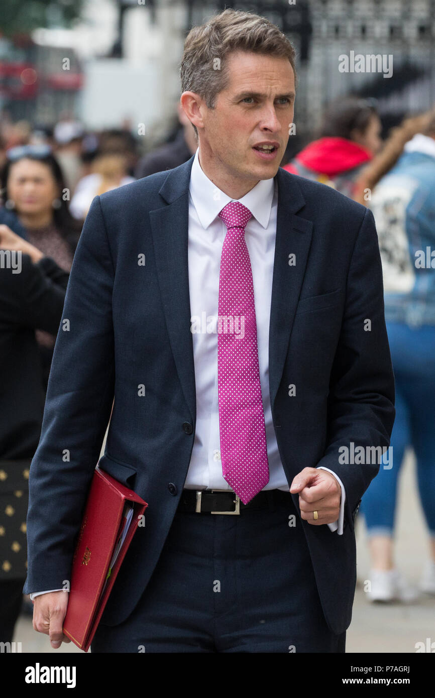 London, Großbritannien. 5. Juli 2018. Gavin Williamson, Staatssekretär für Verteidigung, kommt für eine Sitzung der Cobra Emergency Committee der Reaktion seitens der Regierung des Vereinigten Königreichs auf die neuesten Novichok Nerv agent Lebensmittelvergiftungen in Wiltshire zu diskutieren. Credit: Mark Kerrison/Alamy leben Nachrichten Stockfoto London, Großbritannien. 5. Juli 2018. Gavin Williamson, Staatssekretär für Verteidigung, kommt für eine Sitzung der Cobra Emergency Committee der Reaktion seitens der Regierung des Vereinigten Königreichs auf die neuesten Novichok Nerv agent Lebensmittelvergiftungen in Wiltshire zu diskutieren. Credit: Mark Kerrison/Alamy leben Nachrichten Stockfoto