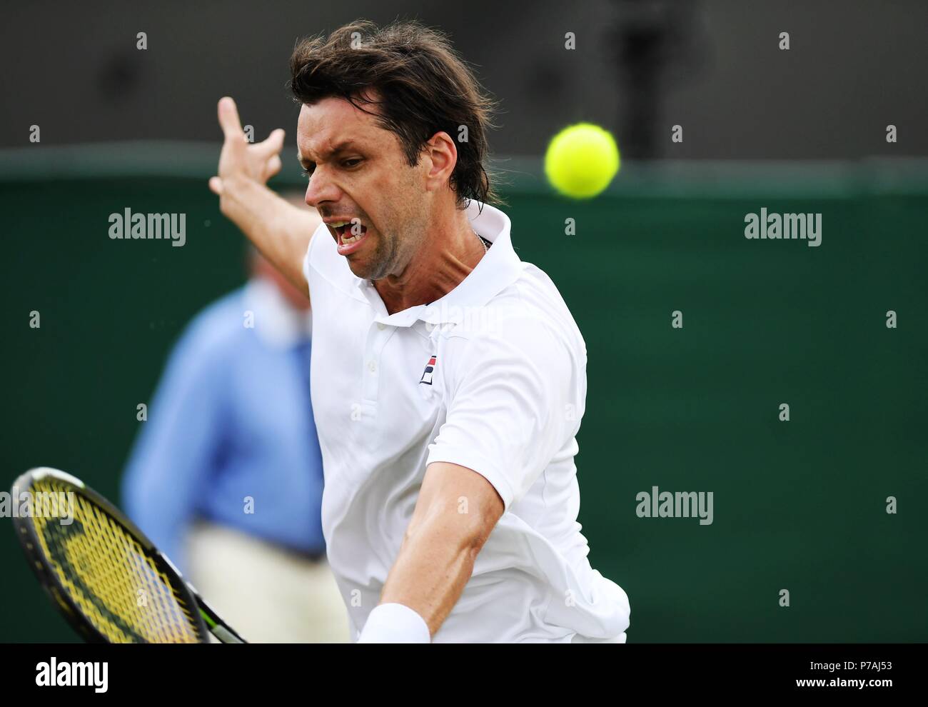 London, Großbritannien. 5. Juli 2018. Horacio Zeballos von Argentinien schlägt zurück während der zweiten Runde der Männer singles Match gegen Novak Dokovic von Serbien an der Meisterschaft Wimbledon 2018 in London, Großbritannien, am 5. Juli 2018. Novak Dokovic gewann 3-0. Quelle: Guo Qiuda/Xinhua/Alamy leben Nachrichten Stockfoto