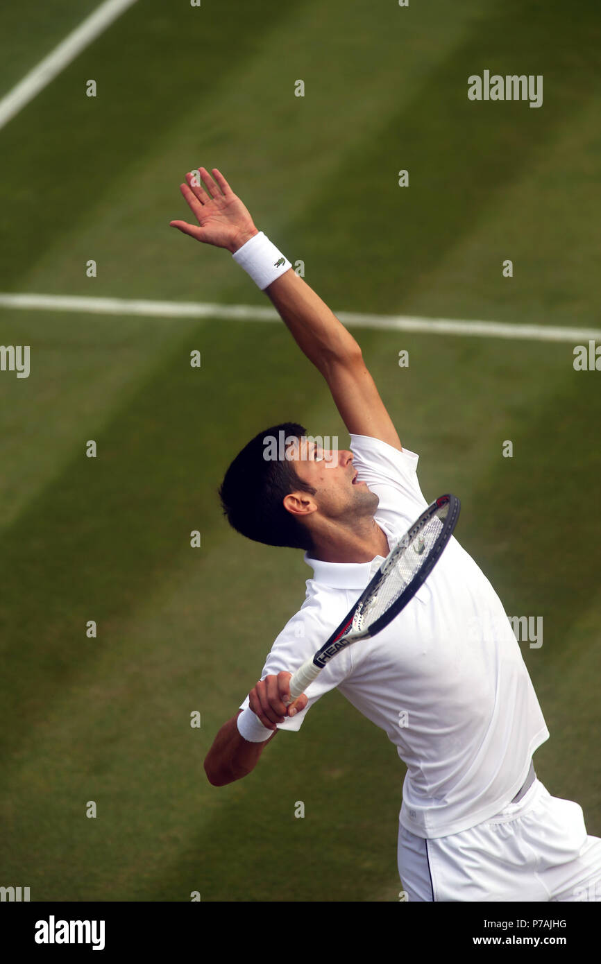 London, England - Juli 5, 2018. Wimbledon Tennis: Novak Djokovic aus Serbien während seiner zweiten Runde Sieg über Horacio Zeballos von Argentinien heute bei Wimbledon Credit: Servieren sie Adam Stoltman/Alamy leben Nachrichten Stockfoto