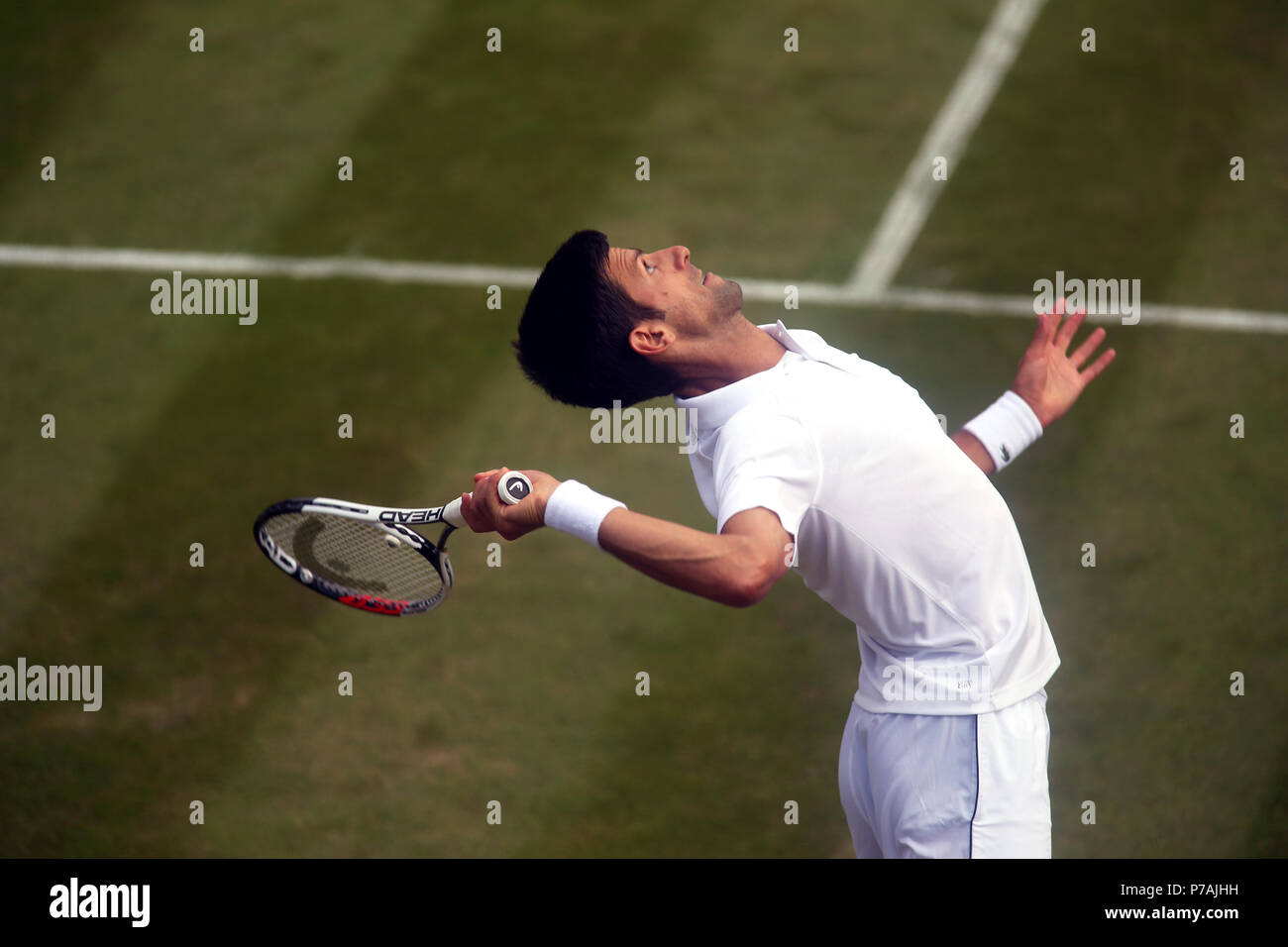 London, England - Juli 5, 2018. Wimbledon Tennis: Novak Djokovic aus Serbien während seiner zweiten Runde Sieg über Horacio Zeballos von Argentinien heute bei Wimbledon Credit: Servieren sie Adam Stoltman/Alamy leben Nachrichten Stockfoto