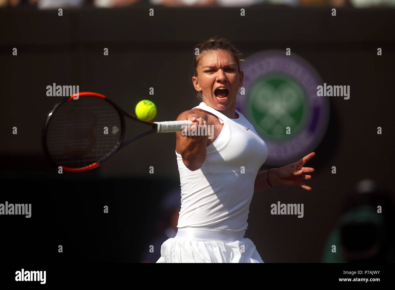 London, England - Juli 5, 2018. Wimbledon Tennis: Anzahl Samen Simona Halep von Rumänien in Aktion gegen Saisai Zheng China während der zweiten Runde Tätigkeit bei Wimbledon Credit: Adam Stoltman/Alamy leben Nachrichten Stockfoto