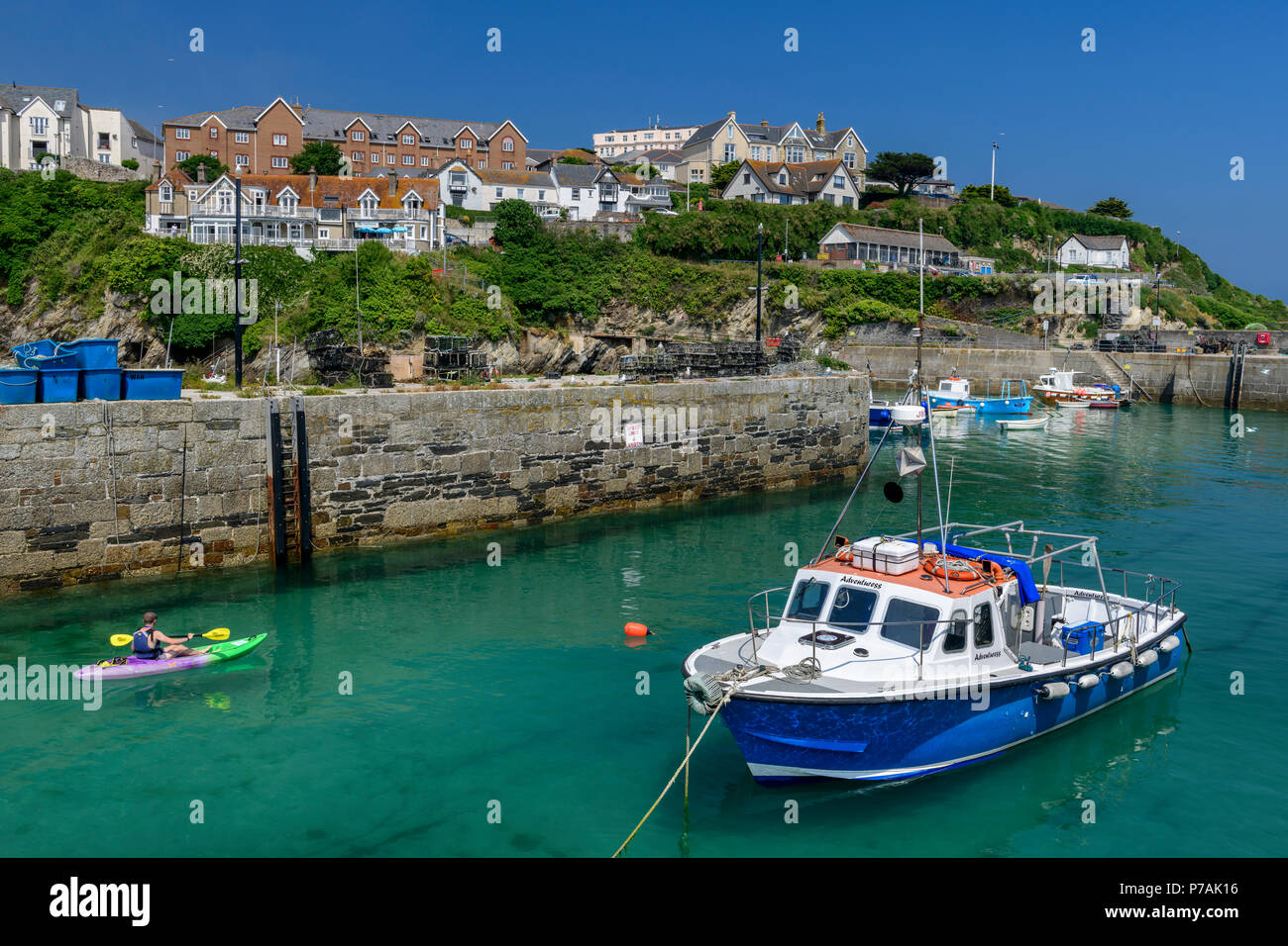 Newquay, Großbritannien. 5. Juli 2018. UK Wetter - die Hitzewelle weiter und die beliebten Ferienort Newquay in Cornwall ist im Sonnenschein wie die kleinen Fischerboote und Sportboote den Hafen an einem heißen Sommernachmittag verwenden. Credit: Terry Mathews/Alamy leben Nachrichten Stockfoto