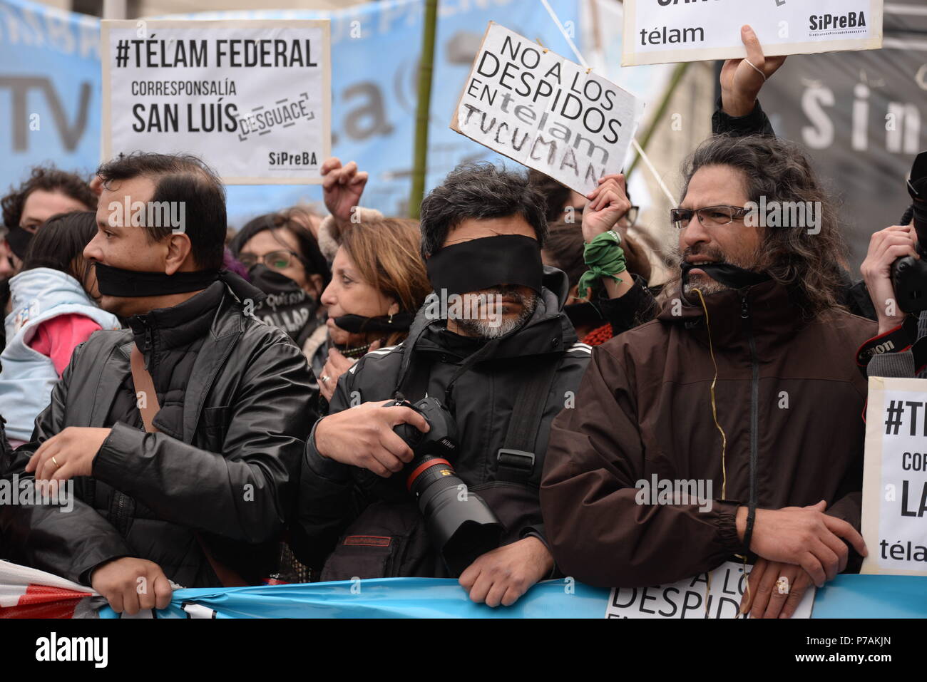 INT. WorldNews. 5. Juli 2018. 2018 Juli 5, Buenos Aires, Argentinien. - Journalisten manifestare vom Obelisk an der CCK (Kulturzentrum) Wo ist der nationalen Medien und Kommunikation Büro, gegen die Entlassungen von mehr als 350 Journalisten der nationalen Presse Agentur Kredit: Kredit:/ZUMA Draht/Alamy leben Nachrichten Stockfoto