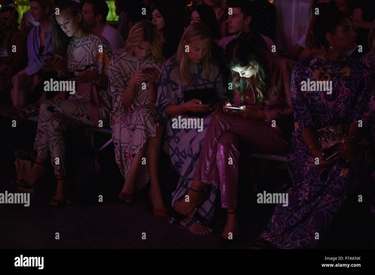 Berlin, Deutschland. 05. Juli 2018. Menschen sitzen vor Beginn der Fashion Show. Die Kollektionen für Frühjahr/Sommer 2019 werden an der Berlin Fashion Week präsentierte. Credit: Gregor Fischer/dpa/Alamy leben Nachrichten Stockfoto
