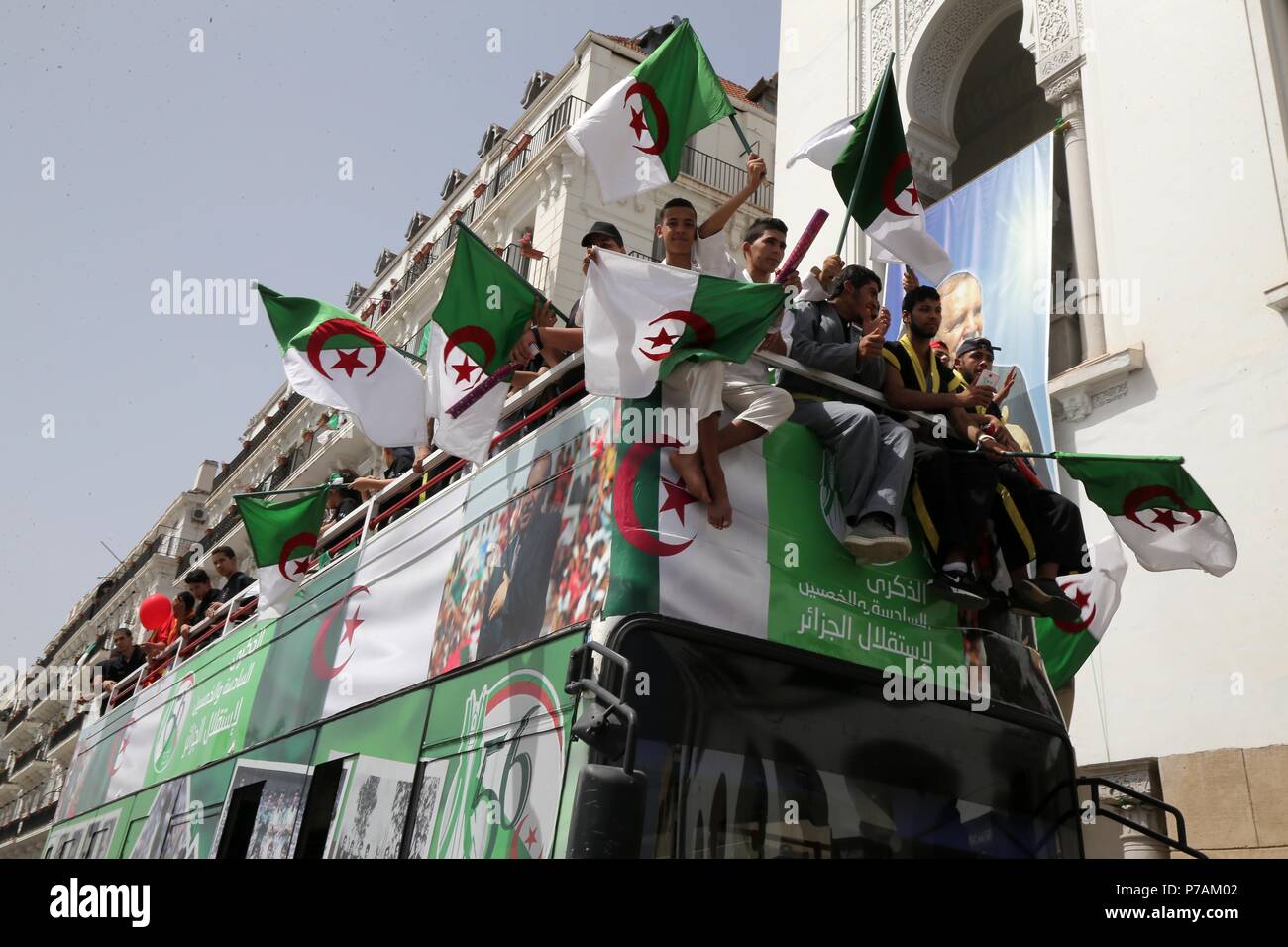 (180705) - ALGIER, Juli 5, 2018 (Xinhua) - algerische Volk Wave die Nationalflagge von Algerien der 56. Jahrestag seiner Unabhängigkeit in Algier, Algerien zu Feiern, am 5. Juli 2018. 1962, Algerien offiziell gewann seine Unabhängigkeit nach einem erbitterten Kampf der acht Jahre, die 132 Jahre der französische koloniale Besetzung beendet. (Xinhua) Stockfoto
