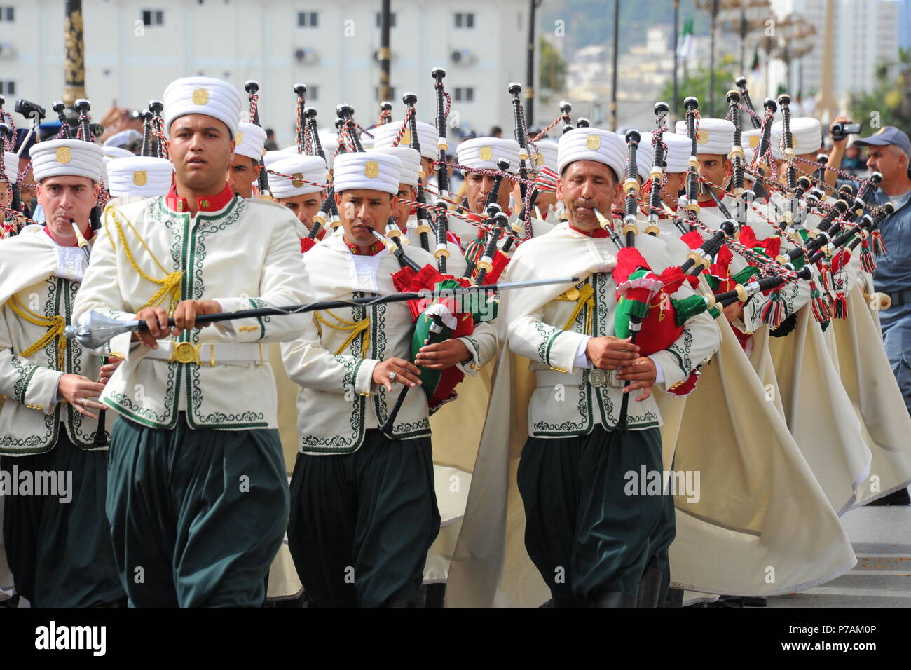 (180705) - ALGIER, Juli 5, 2018 (Xinhua) - algerische Volk Teil in einer Parade nehmen den 56. Jahrestag seiner Unabhängigkeit in Algier, Algerien zu Feiern, am 5. Juli 2018. 1962, Algerien offiziell gewann seine Unabhängigkeit nach einem erbitterten Kampf der acht Jahre, die 132 Jahre der französische koloniale Besetzung beendet. (Xinhua) Stockfoto
