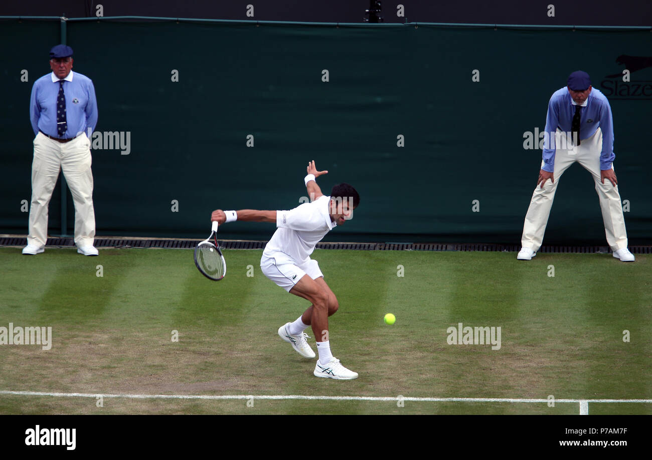 London, England - Juli 5, 2018. Wimbledon Tennis: Novak Djokovic aus Serbien während seiner zweiten Runde Sieg über Horacio Zeballos von Argentinien heute bei Wimbledon Credit: Adam Stoltman/Alamy leben Nachrichten Stockfoto