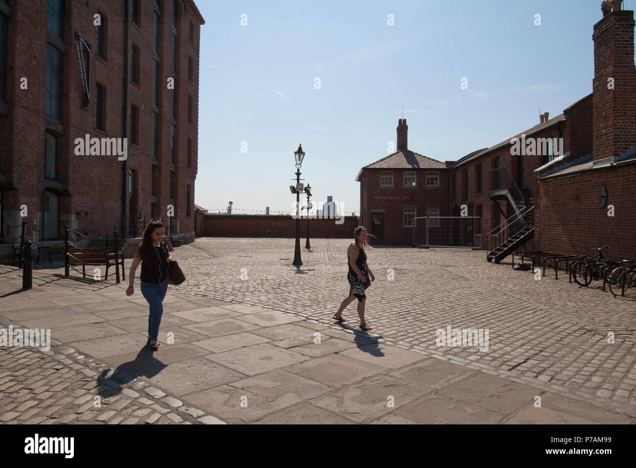 LIVERPOOL, Großbritannien. Vom 8. Juli 2018. Mermaid's Court in der Stadt Albert Dock ist seine eigene "Berggebiete" mit der Installation eines Kunstwerks zu 10 Jahre markieren seit 2008 Liverpool die Kulturhauptstadt Europas gehostet zu erhalten. Der bunten Steinen, der 10 m (33 ft) Skulptur wird Künstler Ugo Rondinone des ersten in Großbritannien. Premos/Alamy leben Nachrichten Stockfoto