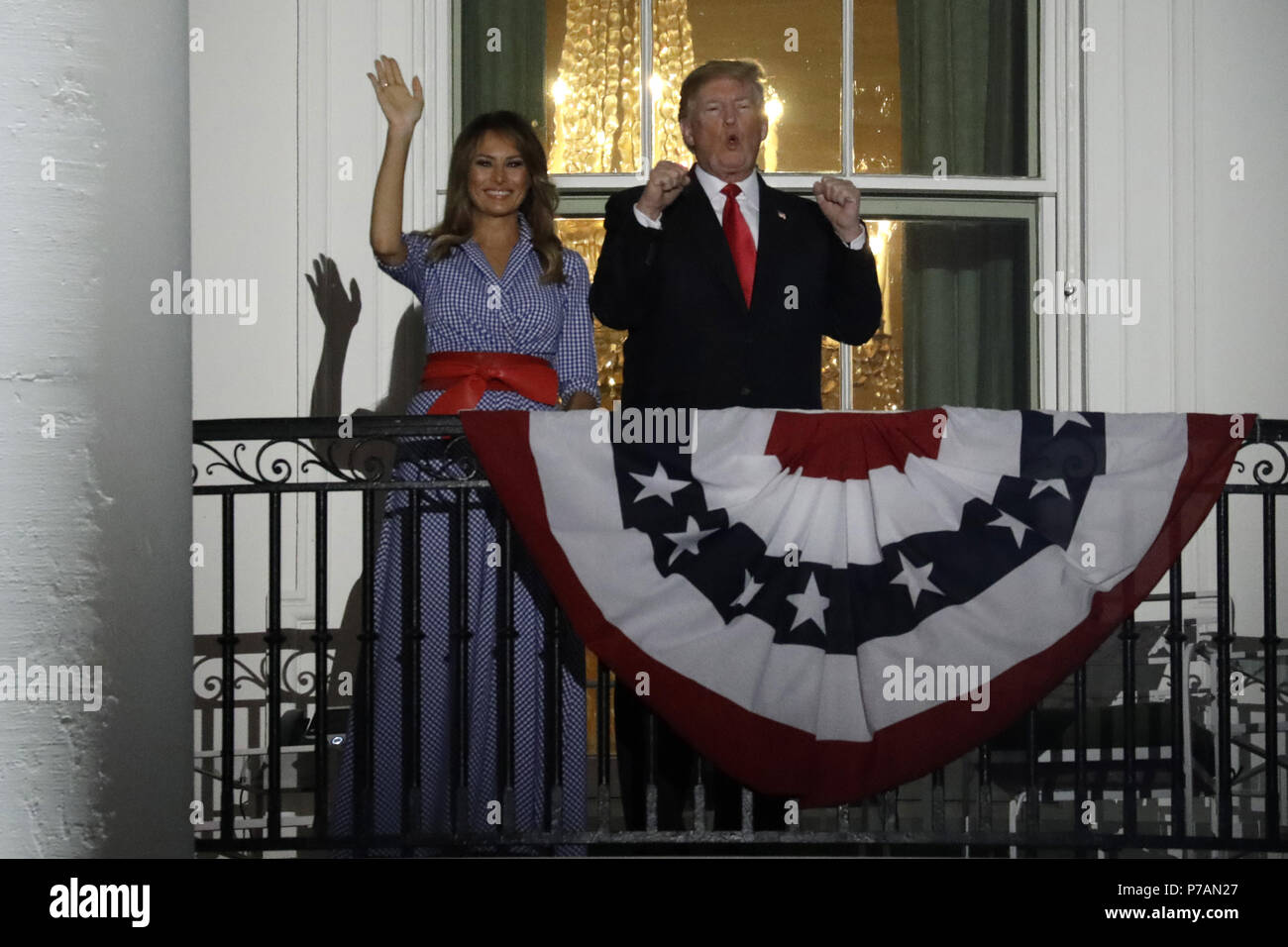 Washington, District of Columbia, USA. 4. Juli 2018. Präsidenten der Vereinigten Staaten Donald J. Trumpf und die erste Dame Melania Trump reagieren von der Truman Balkon des Weißen Hauses während ein Feuerwerk in Washington, DC Quelle: Yuri Gripas/CNP/ZUMA Draht/Alamy leben Nachrichten Stockfoto