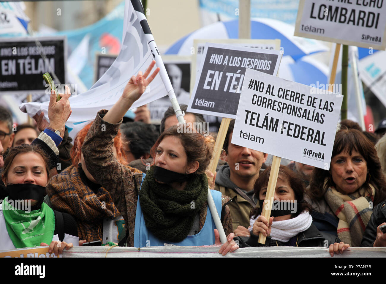 Buenos Aires, Buenos Aires, Argentinien. 5. Juli 2018. Telam, Argentinien die nationale Nachrichtenagentur, die 1945 erstellt wurde, hat 357 Mitarbeiter entlassen, fast 40 Prozent des gesamten Personals. Heute, drücken Sie Arbeitnehmer und entlassenen Arbeitnehmer hielt einen Protest in der Innenstadt. Credit: Claudio Santisteban/ZUMA Draht/Alamy leben Nachrichten Stockfoto