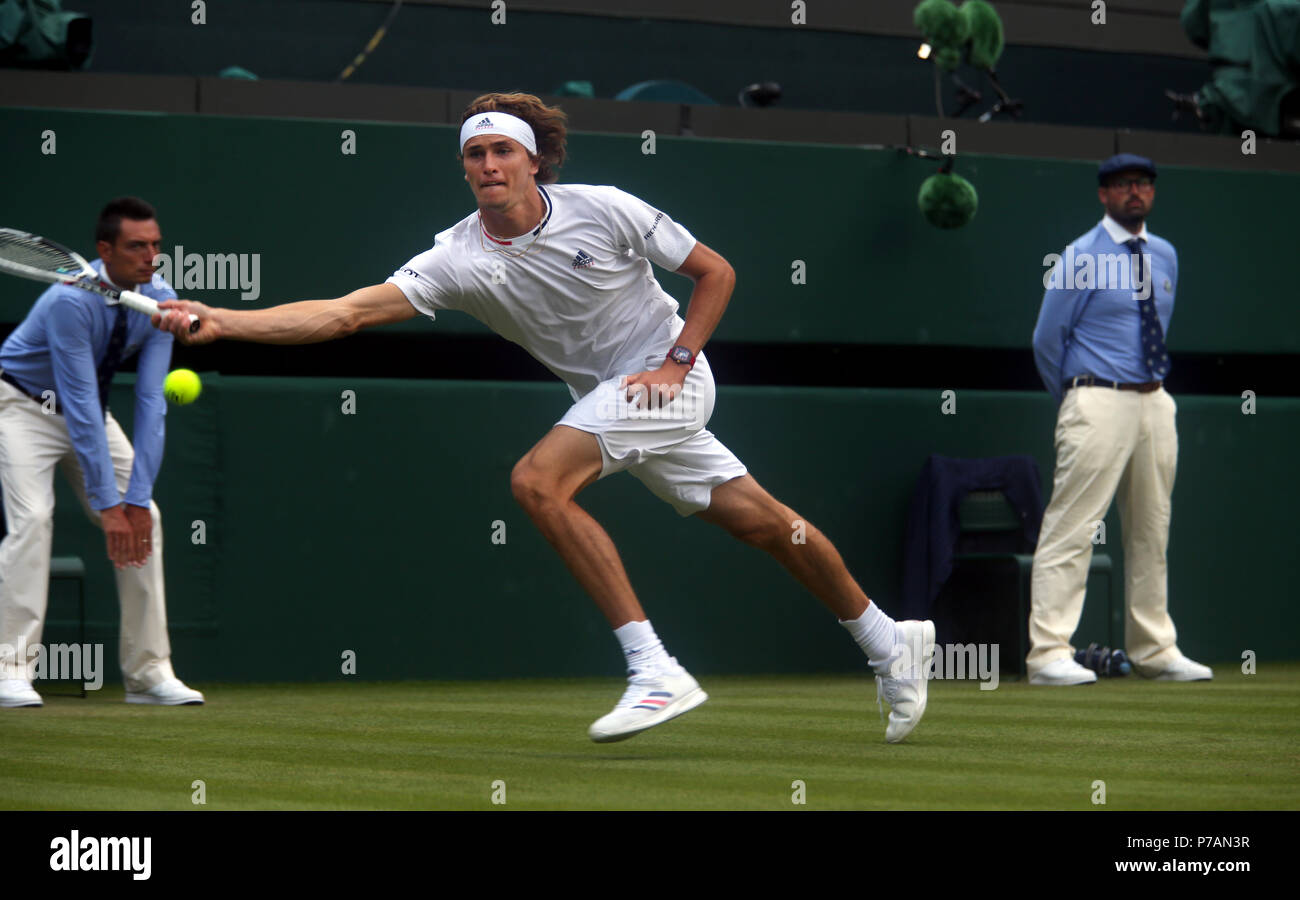 London, England - Juli 5, 2018. Wimbledon Tennis: Alexander Zverev, von Deutschland, die Nummer 4 Samen, Fortschritte gegenüber dem Gericht einen Schuß zu Amerikanischen, Taylor Fritz heute während der zweiten Runde von Wimbledon zurück. Quelle: Adam Stoltman/Alamy leben Nachrichten Stockfoto