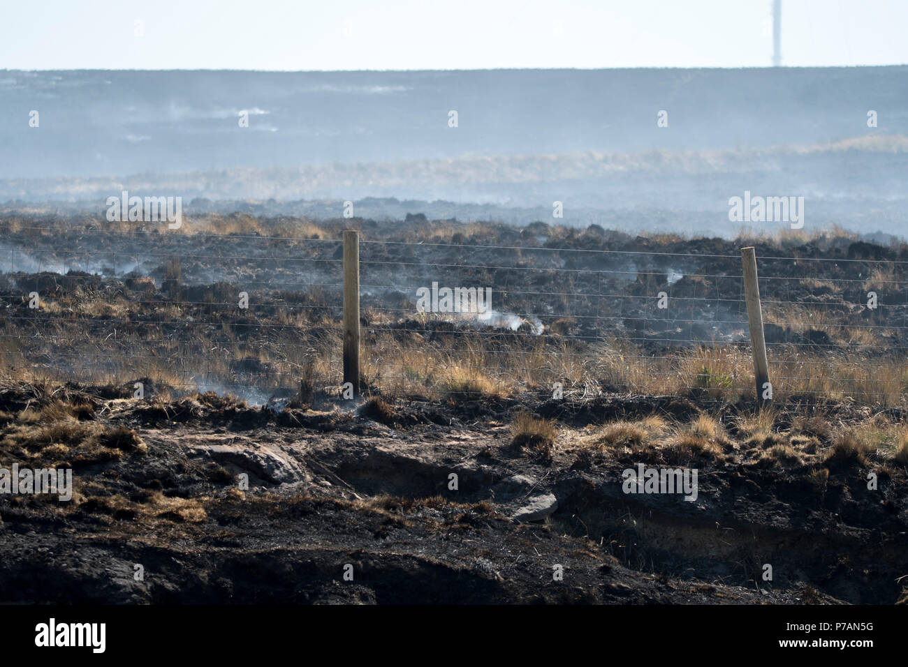 Winter Hill Feuer, Lancashire, UK. Vom 5. Juli 2018 - Feuer- und Rettungsteams fahren im Winter Hill Feuer zu kämpfen, eine Woche nachdem es zum ersten Mal gestartet. Teams aus ganz Deutschland, darunter auch in London und Nottinghamshire, sind rund um die Uhr Hilfe für die Förderung der Moor Feuer langsam. Credit: Benjamin Wareing/Alamy leben Nachrichten Stockfoto