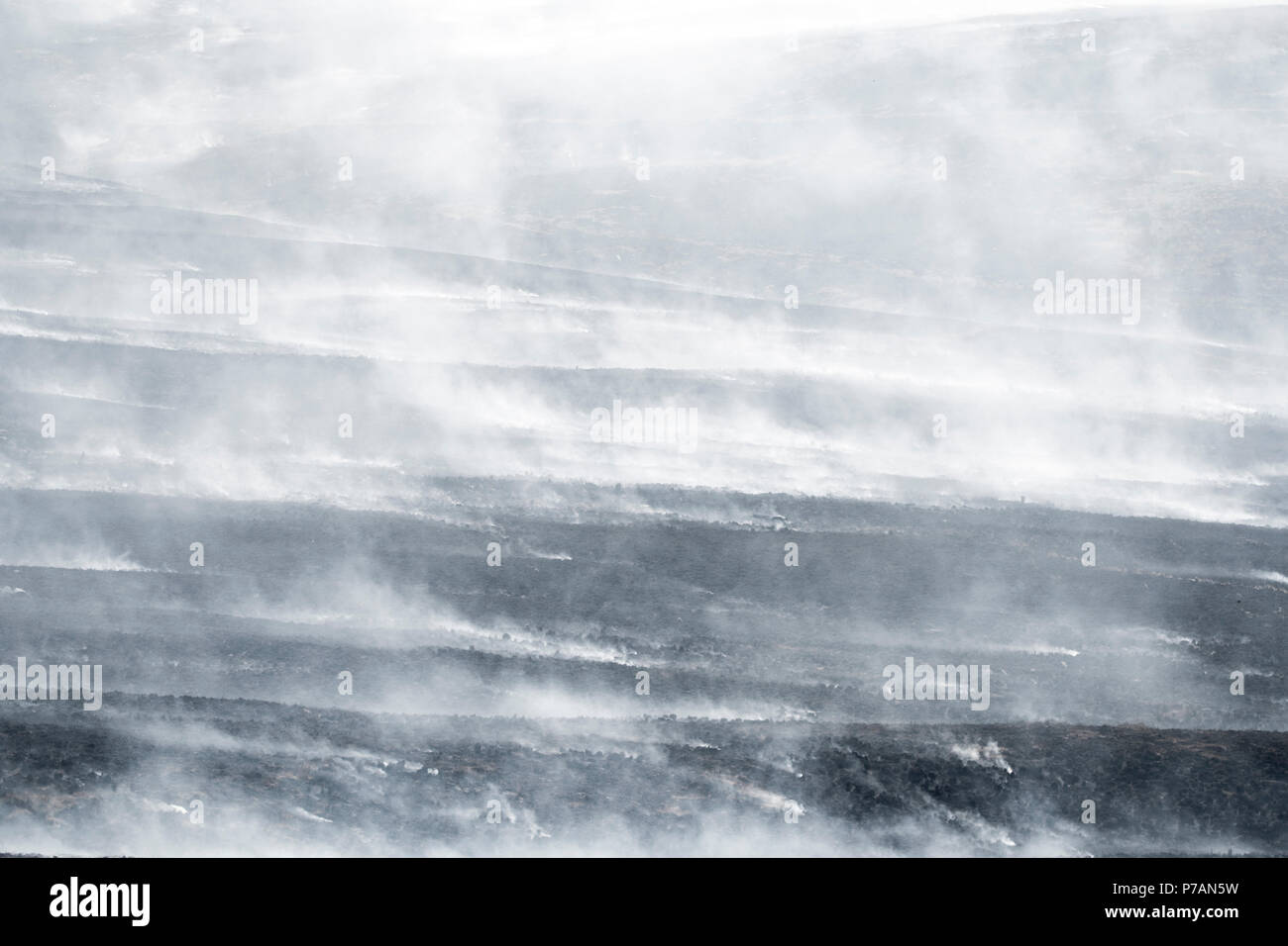 Winter Hill Feuer, Lancashire, UK. Vom 5. Juli 2018 - Feuer- und Rettungsteams fahren im Winter Hill Feuer zu kämpfen, eine Woche nachdem es zum ersten Mal gestartet. Teams aus ganz Deutschland, darunter auch in London und Nottinghamshire, sind rund um die Uhr Hilfe für die Förderung der Moor Feuer langsam. Credit: Benjamin Wareing/Alamy leben Nachrichten Stockfoto