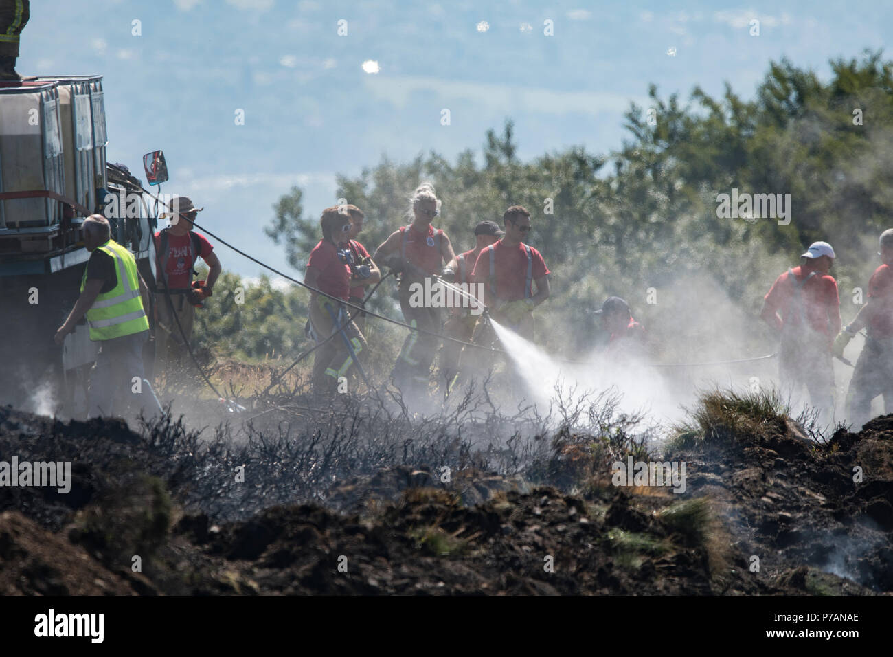 Winter Hill Feuer, Lancashire, UK. Vom 5. Juli 2018 - Feuer- und Rettungsteams fahren im Winter Hill Feuer zu kämpfen, eine Woche nachdem es zum ersten Mal gestartet. Teams aus ganz Deutschland, darunter auch in London und Nottinghamshire, sind rund um die Uhr Hilfe für die Förderung der Moor Feuer langsam. Credit: Benjamin Wareing/Alamy leben Nachrichten Stockfoto