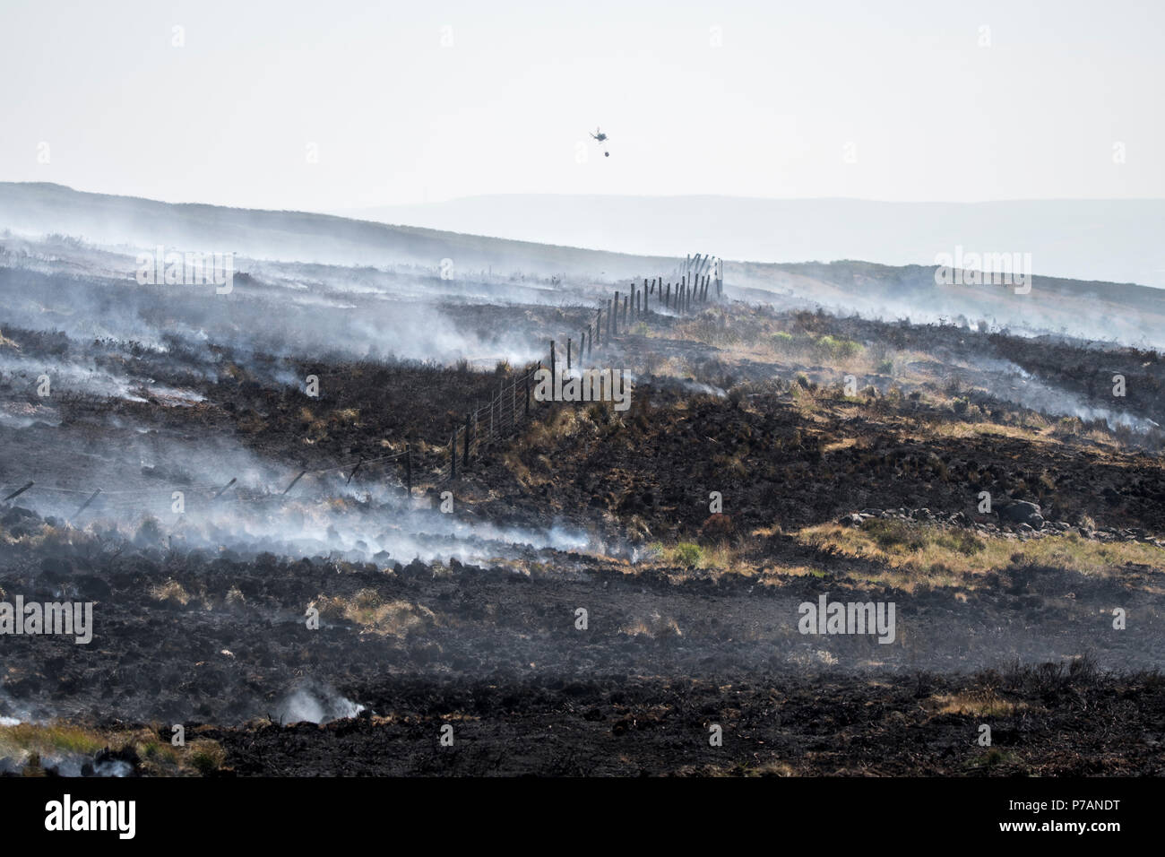 Winter Hill Feuer, Lancashire, UK. Vom 5. Juli 2018 - Feuer- und Rettungsteams fahren im Winter Hill Feuer zu kämpfen, eine Woche nachdem es zum ersten Mal gestartet. Teams aus ganz Deutschland, darunter auch in London und Nottinghamshire, sind rund um die Uhr Hilfe für die Förderung der Moor Feuer langsam. Credit: Benjamin Wareing/Alamy leben Nachrichten Stockfoto