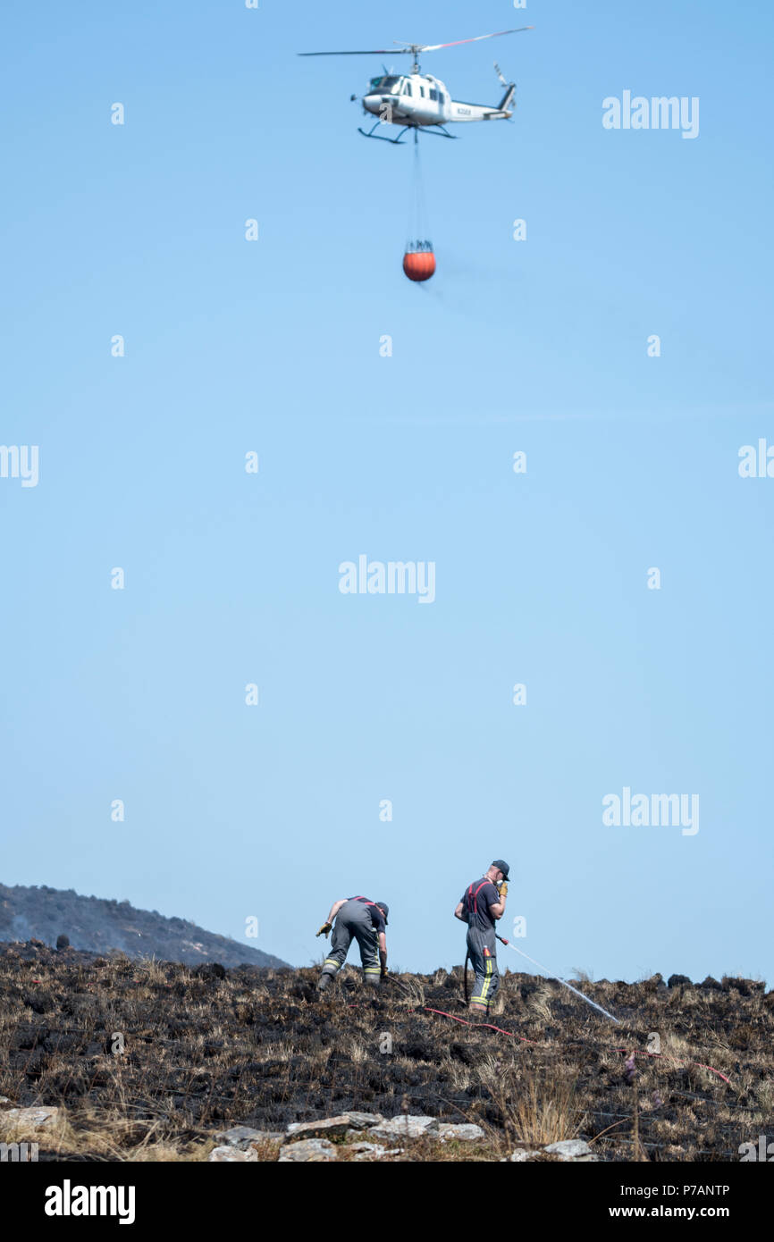 Winter Hill Feuer, Lancashire, UK. Vom 5. Juli 2018 - Feuer- und Rettungsteams fahren im Winter Hill Feuer zu kämpfen, eine Woche nachdem es zum ersten Mal gestartet. Teams aus ganz Deutschland, darunter auch in London und Nottinghamshire, sind rund um die Uhr Hilfe für die Förderung der Moor Feuer langsam. Credit: Benjamin Wareing/Alamy leben Nachrichten Stockfoto