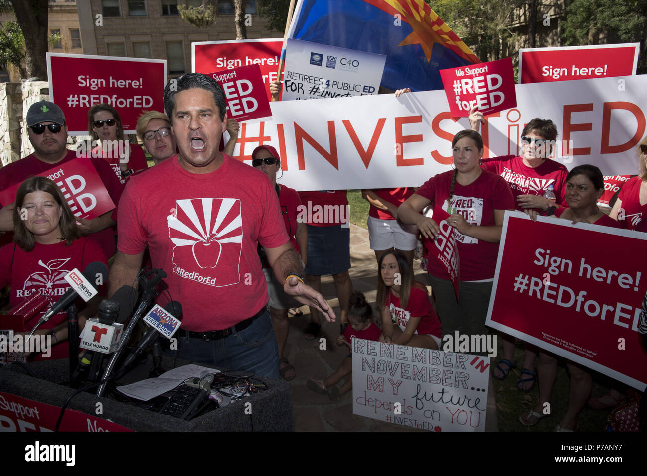 Juli 5, 2018 - Phoenix, Arizona, USA - Arizona Erzieher Verein Joe Thomas spricht über Geld und zur Festsetzung der von den Problemen, die durch Haushaltsloch in der landesweiten Bildung Haushalt verursacht als Unterstützer sammeln Petitionen an den Staat für einen Stimmzettel für die Maßnahme um eine Einkommensteuer auf besserverdienenden Finanzierung drastisch zu verbessern. Arizona hat 49 in der Nation für seine Bildungssystem in den letzten Jahren geordnet, als Lehrer weiterhin mit sinkenden Einrichtungen Bedingungen zu befassen, und Haben zwei Jobs zu arbeiten, um zu überleben. Die rote für Ed Bewegung sammelte mehr als 270.000 sig Stockfoto