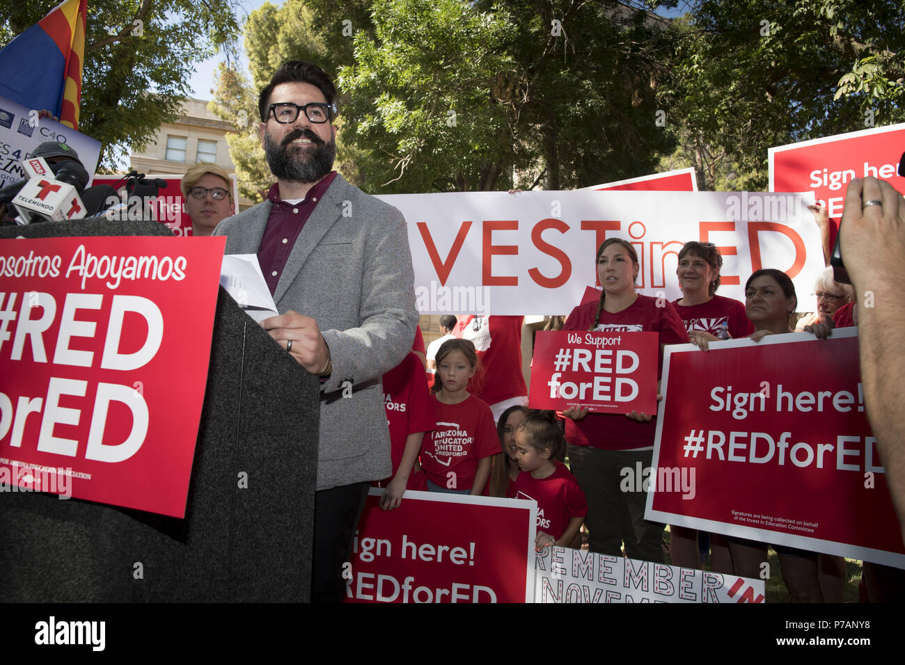 Juli 5, 2018 - Phoenix, Arizona, USA - High School Regierung und Wirtschaft Lehrer Josh Buckley spricht über Geld und zur Festsetzung der von den Problemen, die durch Haushaltsloch in der landesweiten Bildung Haushalt verursacht als Unterstützer sammeln Petitionen an den Staat für einen Stimmzettel für die Maßnahme um eine Einkommensteuer auf besserverdienenden Finanzierung drastisch zu verbessern. Arizona hat 49 in der Nation für seine Bildungssystem in den letzten Jahren geordnet, als Lehrer weiterhin mit sinkenden Einrichtungen Bedingungen zu befassen, und Haben zwei Jobs zu arbeiten, um zu überleben. Die rote für Ed Bewegung mehr gesammelt Stockfoto