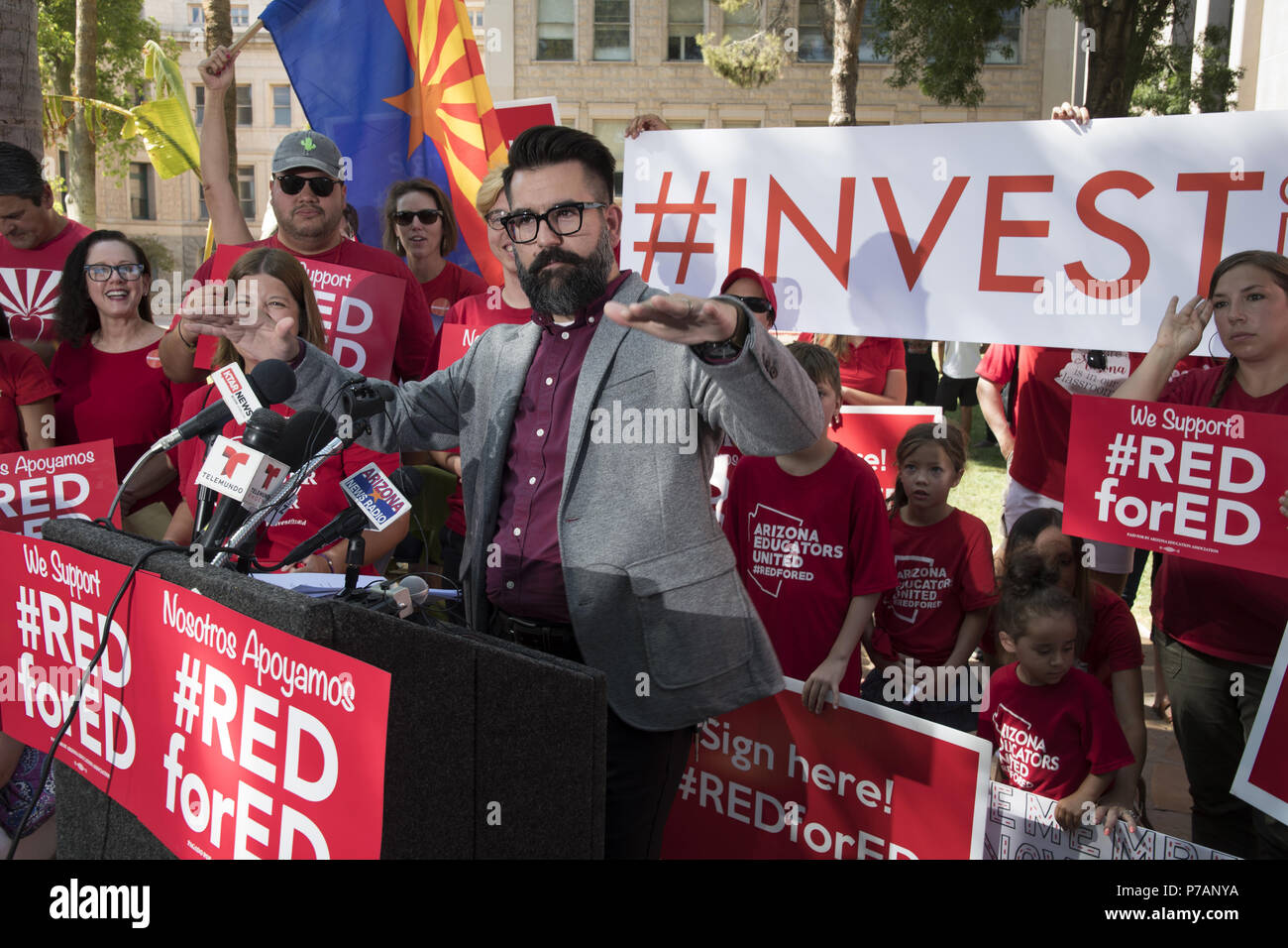 Juli 5, 2018 - Phoenix, Arizona, USA - High School Regierung und Wirtschaft Lehrer Josh Buckley spricht über Geld und zur Festsetzung der von den Problemen, die durch Haushaltsloch in der landesweiten Bildung Haushalt verursacht als Unterstützer sammeln Petitionen an den Staat für einen Stimmzettel für die Maßnahme um eine Einkommensteuer auf besserverdienenden Finanzierung drastisch zu verbessern. Arizona hat 49 in der Nation für seine Bildungssystem in den letzten Jahren geordnet, als Lehrer weiterhin mit sinkenden Einrichtungen Bedingungen zu befassen, und Haben zwei Jobs zu arbeiten, um zu überleben. Die rote für Ed Bewegung mehr gesammelt Stockfoto