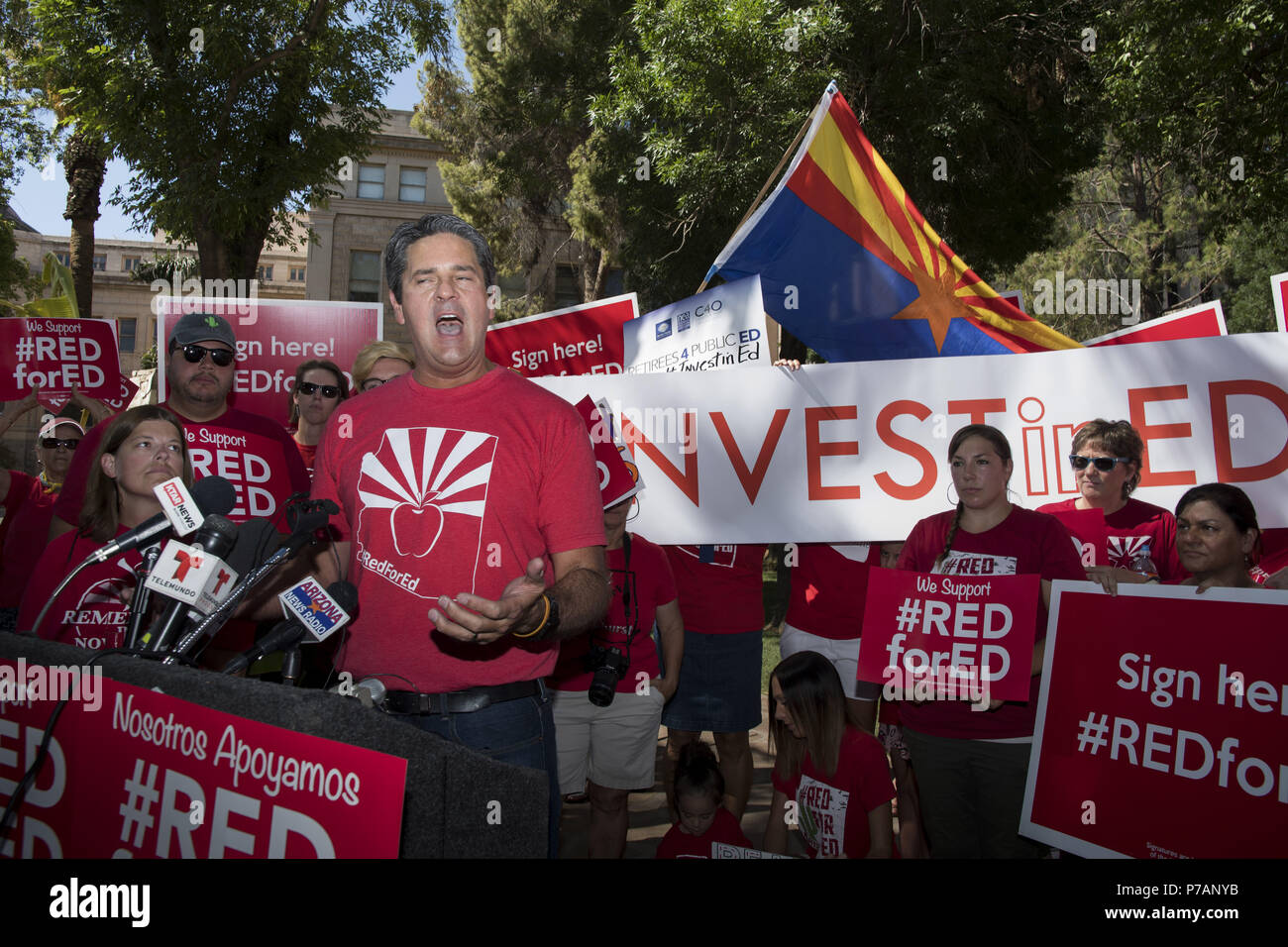 Juli 5, 2018 - Phoenix, Arizona, USA - Arizona Erzieher Verein Joe Thomas spricht über Geld und zur Festsetzung der von den Problemen, die durch Haushaltsloch in der landesweiten Bildung Haushalt verursacht als Unterstützer sammeln Petitionen an den Staat für einen Stimmzettel für die Maßnahme um eine Einkommensteuer auf besserverdienenden Finanzierung drastisch zu verbessern. Arizona hat 49 in der Nation für seine Bildungssystem in den letzten Jahren geordnet, als Lehrer weiterhin mit sinkenden Einrichtungen Bedingungen zu befassen, und Haben zwei Jobs zu arbeiten, um zu überleben. Die rote für Ed Bewegung sammelte mehr als 270.000 sig Stockfoto