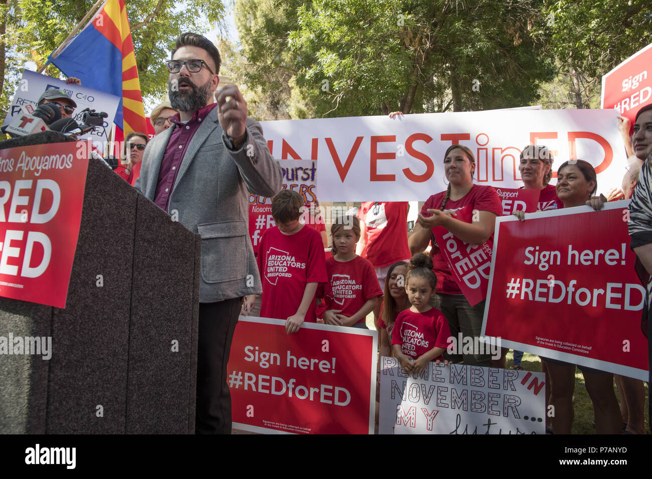 Juli 5, 2018 - Phoenix, Arizona, USA - High School Regierung und Wirtschaft Lehrer Josh Buckley spricht über Geld und zur Festsetzung der von den Problemen, die durch Haushaltsloch in der landesweiten Bildung Haushalt verursacht als Unterstützer sammeln Petitionen an den Staat für einen Stimmzettel für die Maßnahme um eine Einkommensteuer auf besserverdienenden Finanzierung drastisch zu verbessern. Arizona hat 49 in der Nation für seine Bildungssystem in den letzten Jahren geordnet, als Lehrer weiterhin mit sinkenden Einrichtungen Bedingungen zu befassen, und Haben zwei Jobs zu arbeiten, um zu überleben. Die rote für Ed Bewegung mehr gesammelt Stockfoto
