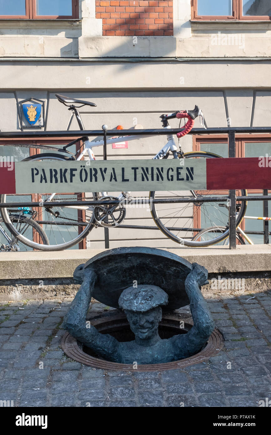 Bronzestatue von K G Bejemark des Arbeitnehmers aus Mannloch, Slussen/Södermalmstorg, Södermalm, Stockholm, Schweden Stockfoto