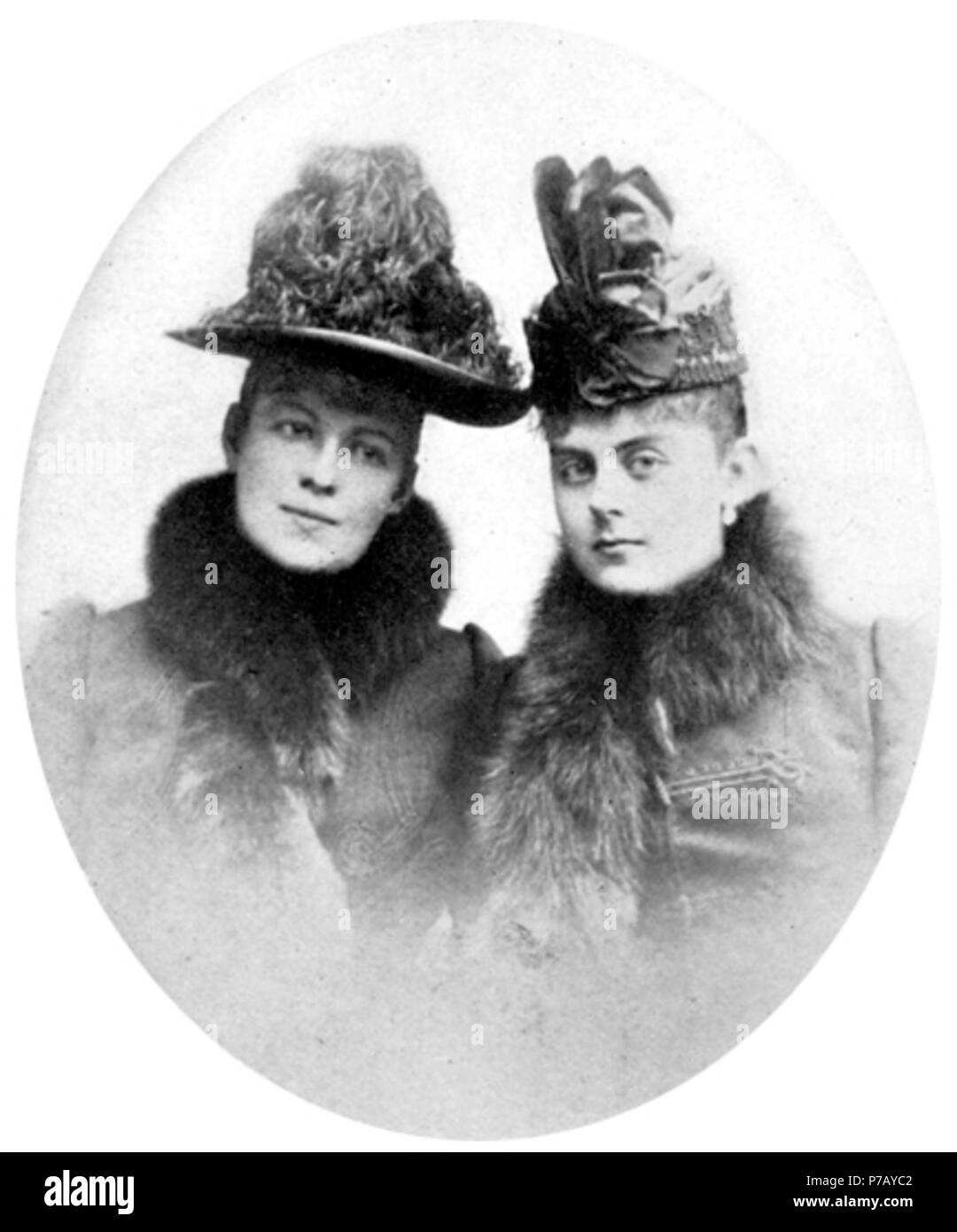 Englisch: Dies ist das letzte Foto von Mary Baronesse Vetsera (R) und zeigt sie mit dem Kleid, in dem sie begraben wurde. Auf der (L) ist Gräfin Marie Larisch, gehen - zwischen für Mary und Kronprinz Rudolf von Österreich. 1888 53 Larisch-&amp;-Vetsera Stockfoto