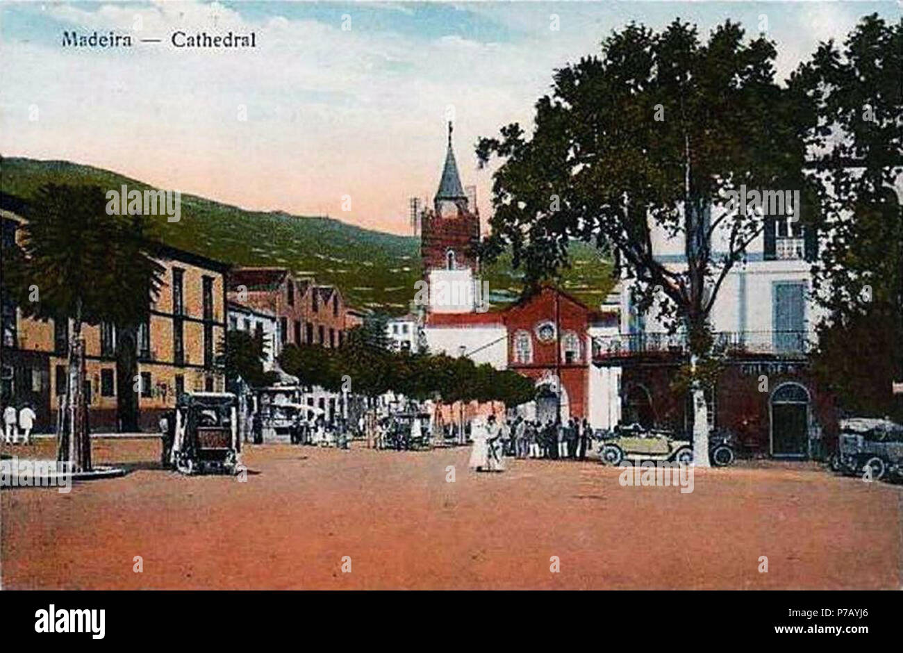 Português: Madeira. Kathedrale. Avenida Arriaga com Golden Gate e Sé do Funchal. Animado Bilhete - Post, 1920 (c.). Avenida Arriaga, Funchal, Ilha da Madeira. ca. 1920 54 Madeira - Dom Stockfoto