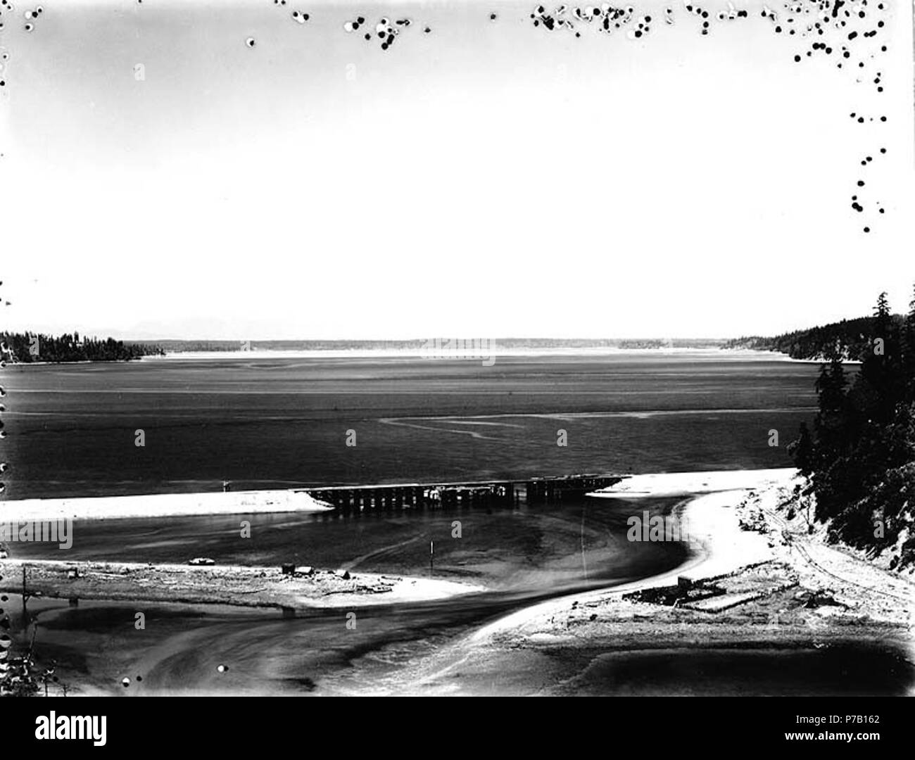 . Englisch: Olympischen Berge Blick nach Westen aus der Nähe von Steilacoom, Washington, Ca. 1910. Englisch: Northern Pacific Railroad Bridge über Chambers Bay auf der Hülse der Negativ: Steilacoom, Olympische Mtns. Themen (LCTGM): Buchten (Gewässer) - Washington (State); Eisenbahn Brücken - die Washington (State) - steilacoom; Berge - Washington (State) Themen (LCSH): Chambers Bay (Washington); Northern Pacific Railroad Company; Olympischen Berge (Wash.). Um 1910 60 olympischen Berge Blick nach Westen aus der Nähe von Steilacoom, Washington, ca 1910 (BAR 58) Stockfoto