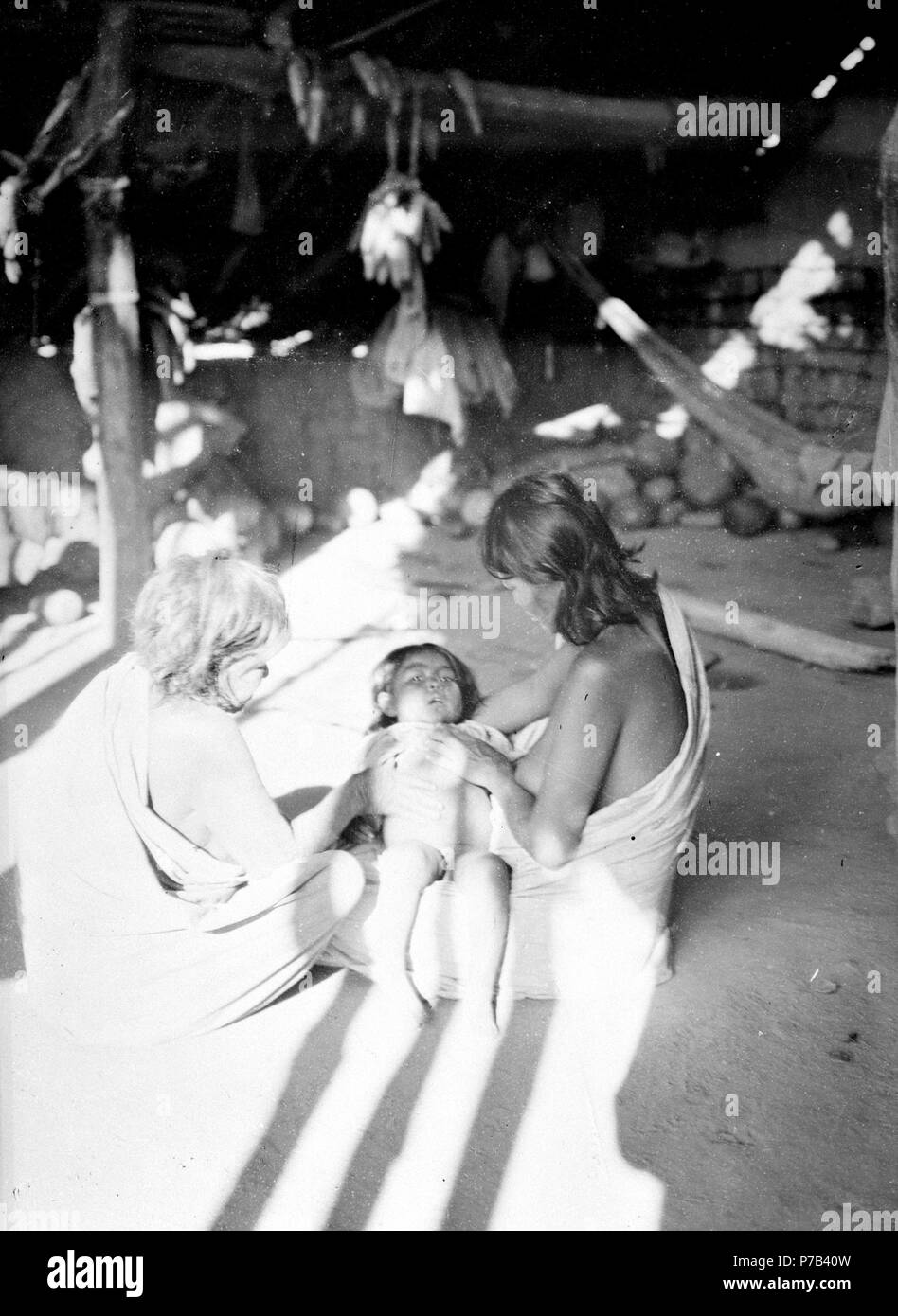 125 Gammal medicinkvinna Botar ett Barn som håller knät ich dess moder-SMVK - 004914 Stockfoto