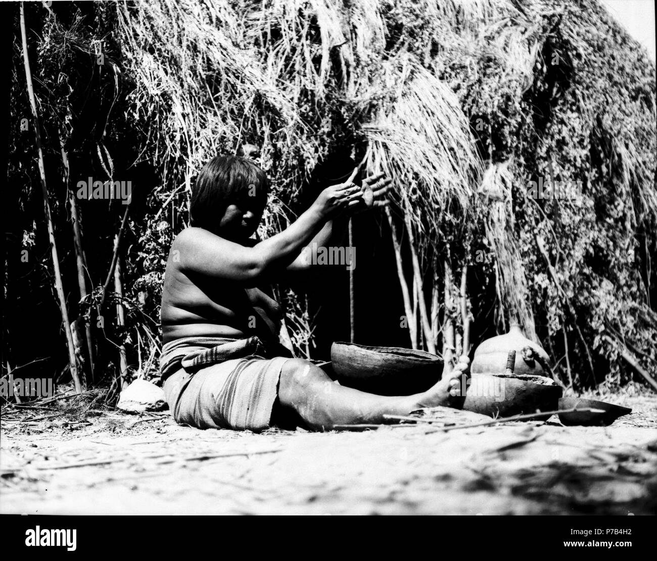 26 Choroti; ett Kvinna, tillverkande lerkärl. färdiga kärl. Gran Chaco. Bolivien - SMVK - 004785 Stockfoto